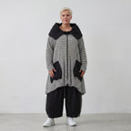 Luftiger Crinkle-Mantel mit Rollkragen in Weiß und Schwarz