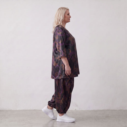 AKH Fashion · Trousers · PlumOrchid · 8069 · NoirAbstract