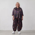 AKH Fashion · Blouse · PlumOrchid · 7092 · NoirAbstract