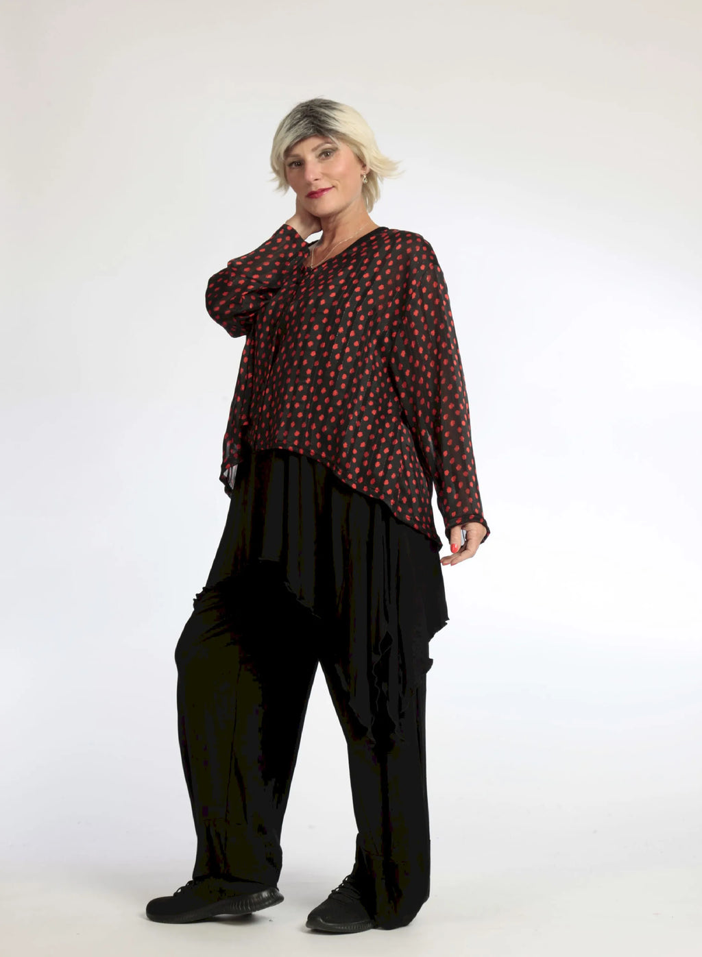 Veste d'été de forme arrondie en mousseline de soie lisse de qualité, Leonie en noir