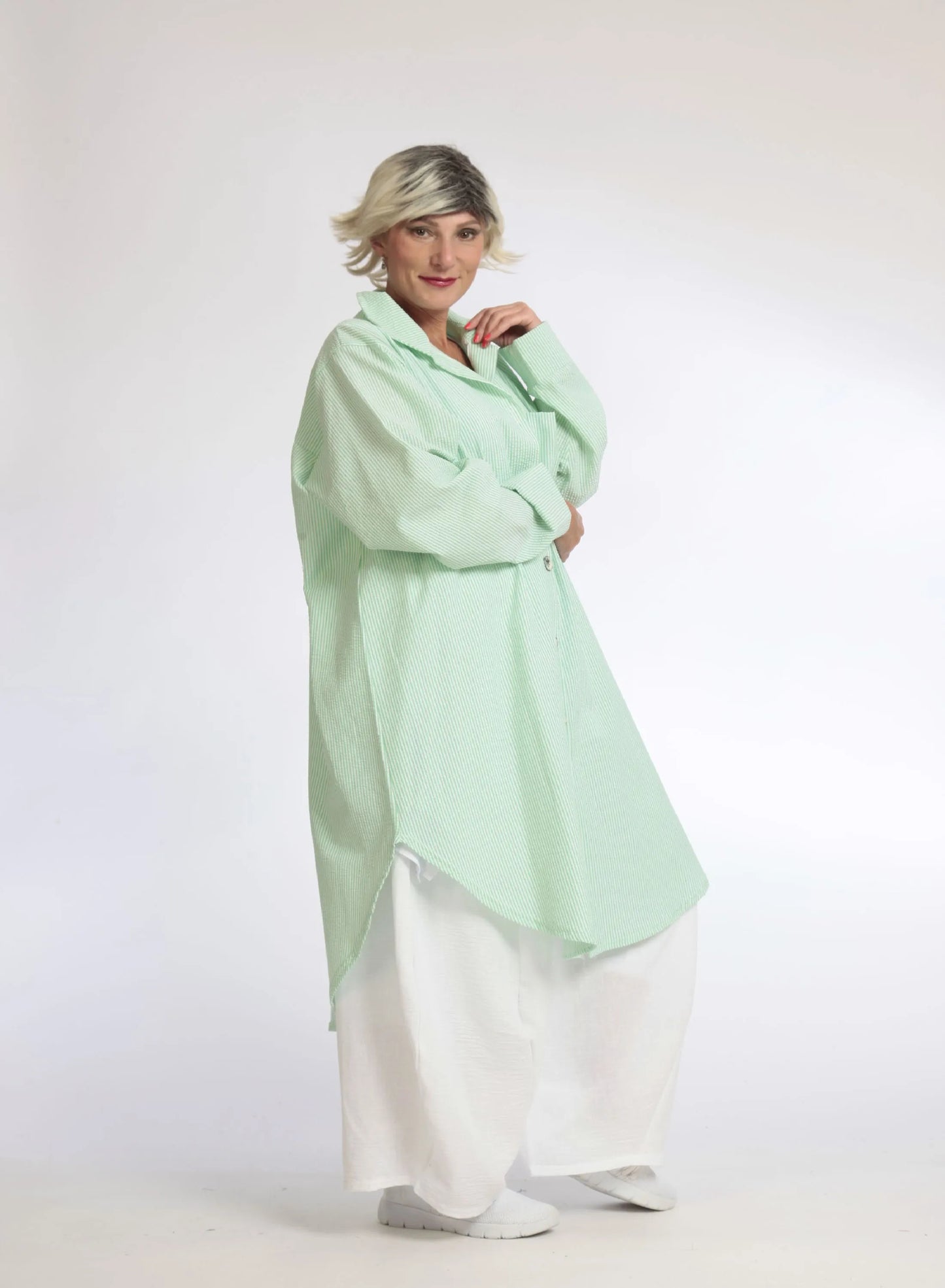 Sommer Bluse in gerundeter Form aus weicher Seersucker Qualität, Tessa in Grün