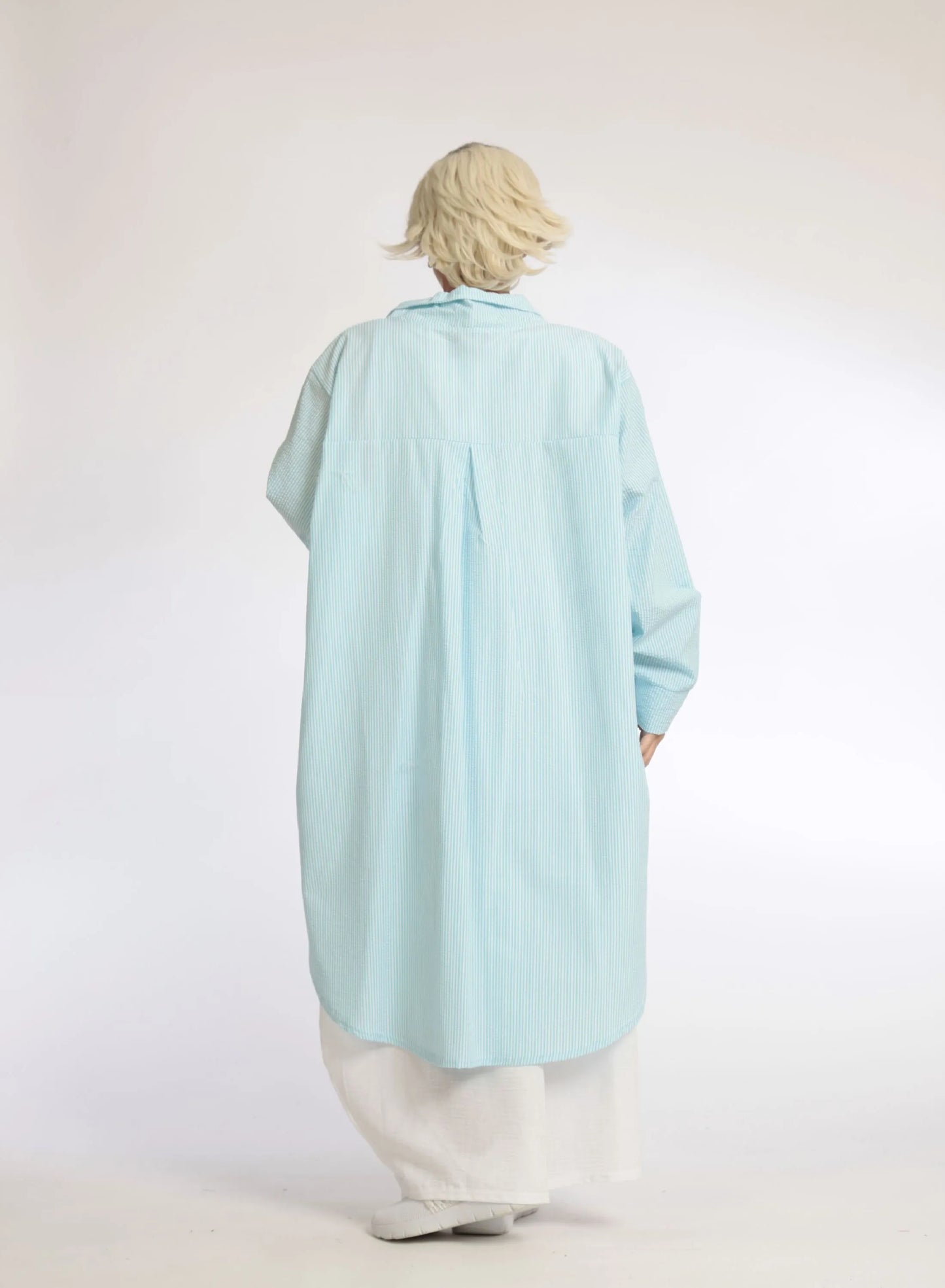Sommer Bluse in gerundeter Form aus weicher Seersucker Qualität, Tessa in Hellblau