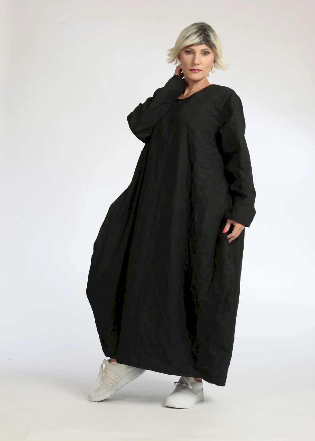 Summer dress in balloon shape made of crashed poplin quality, cotton crash in black