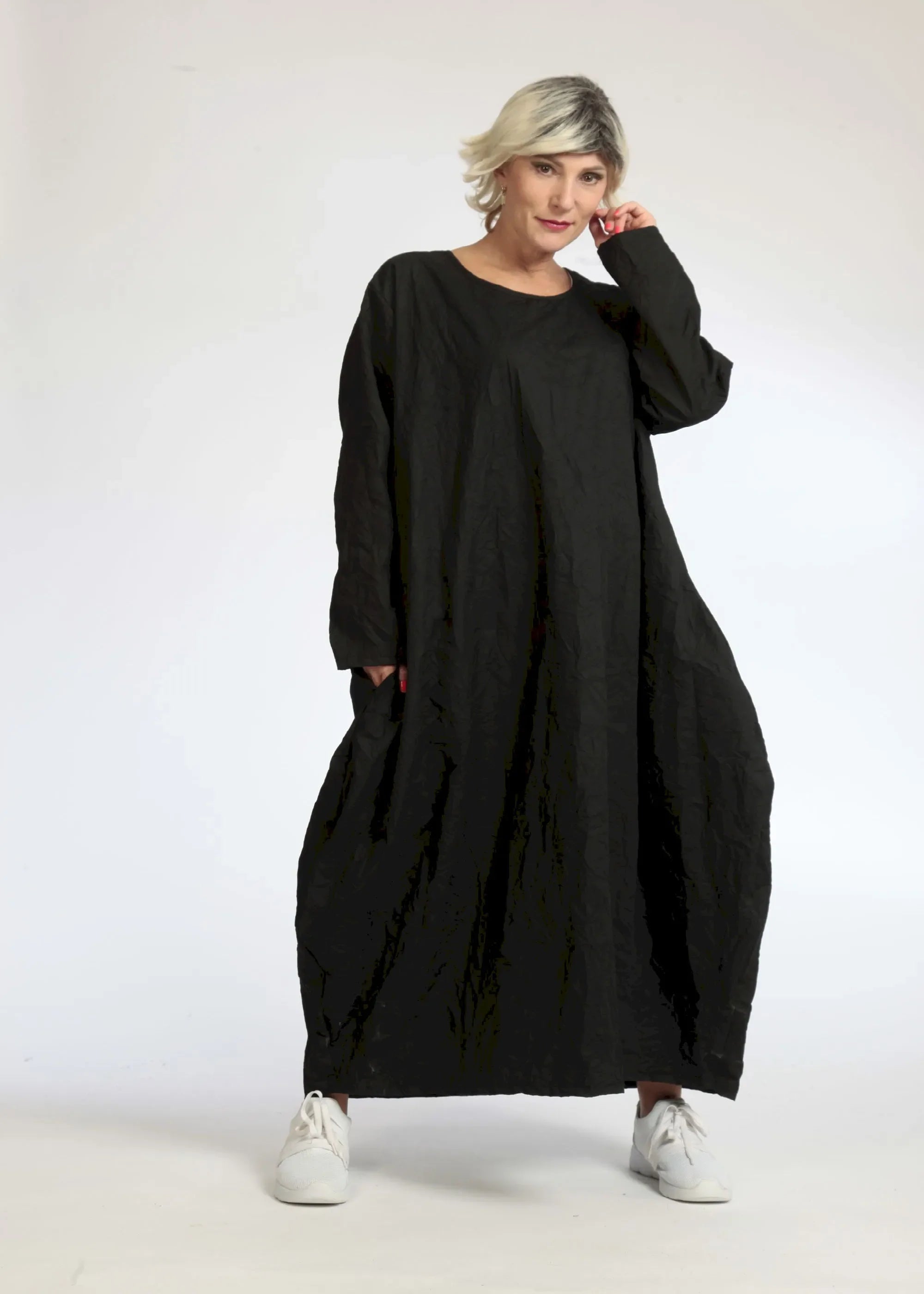 Summer dress in balloon shape made of crashed poplin quality, cotton crash in black