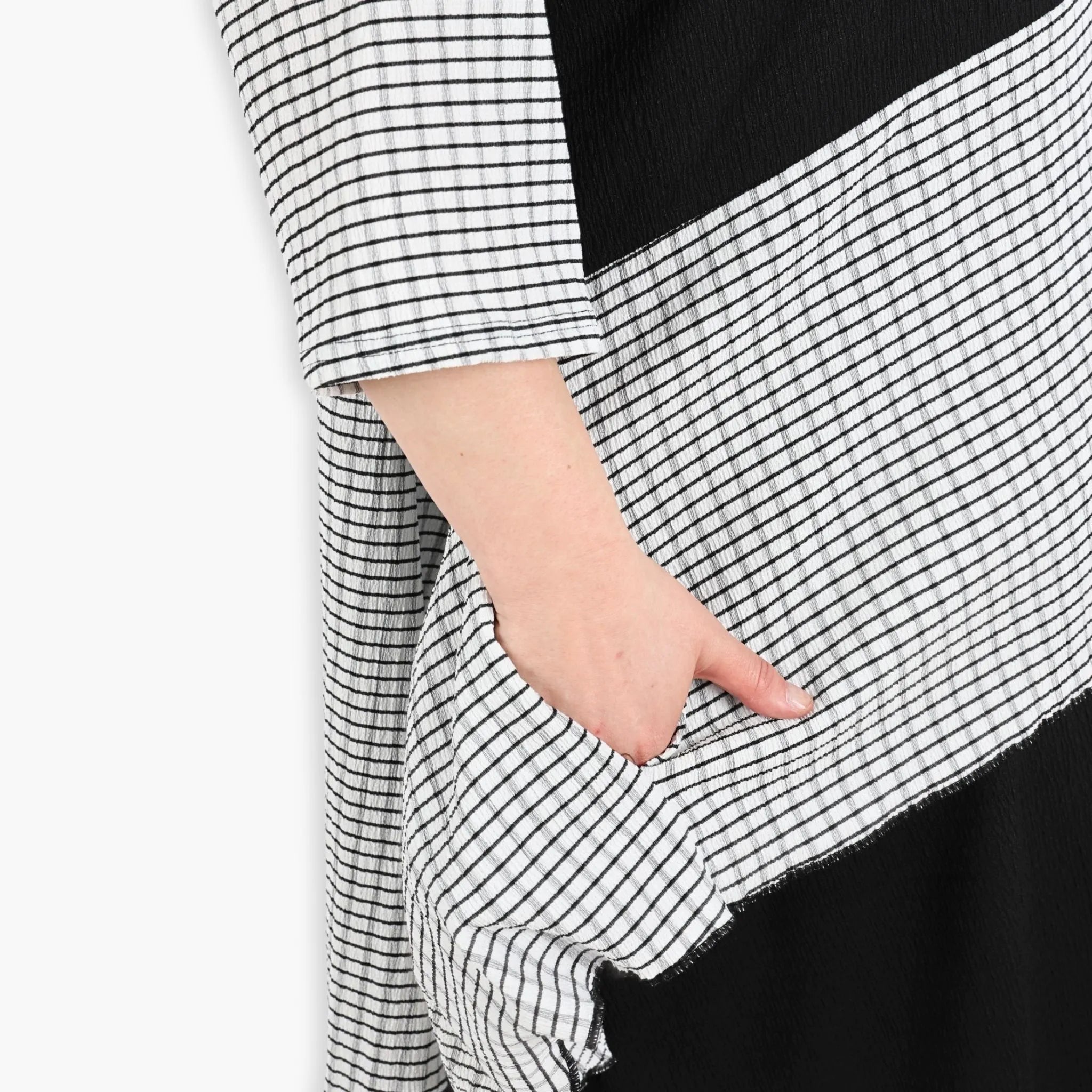 AKH 6734 Dress, Black and White