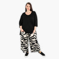 AKH 8069 Trousers, Ecru-Black