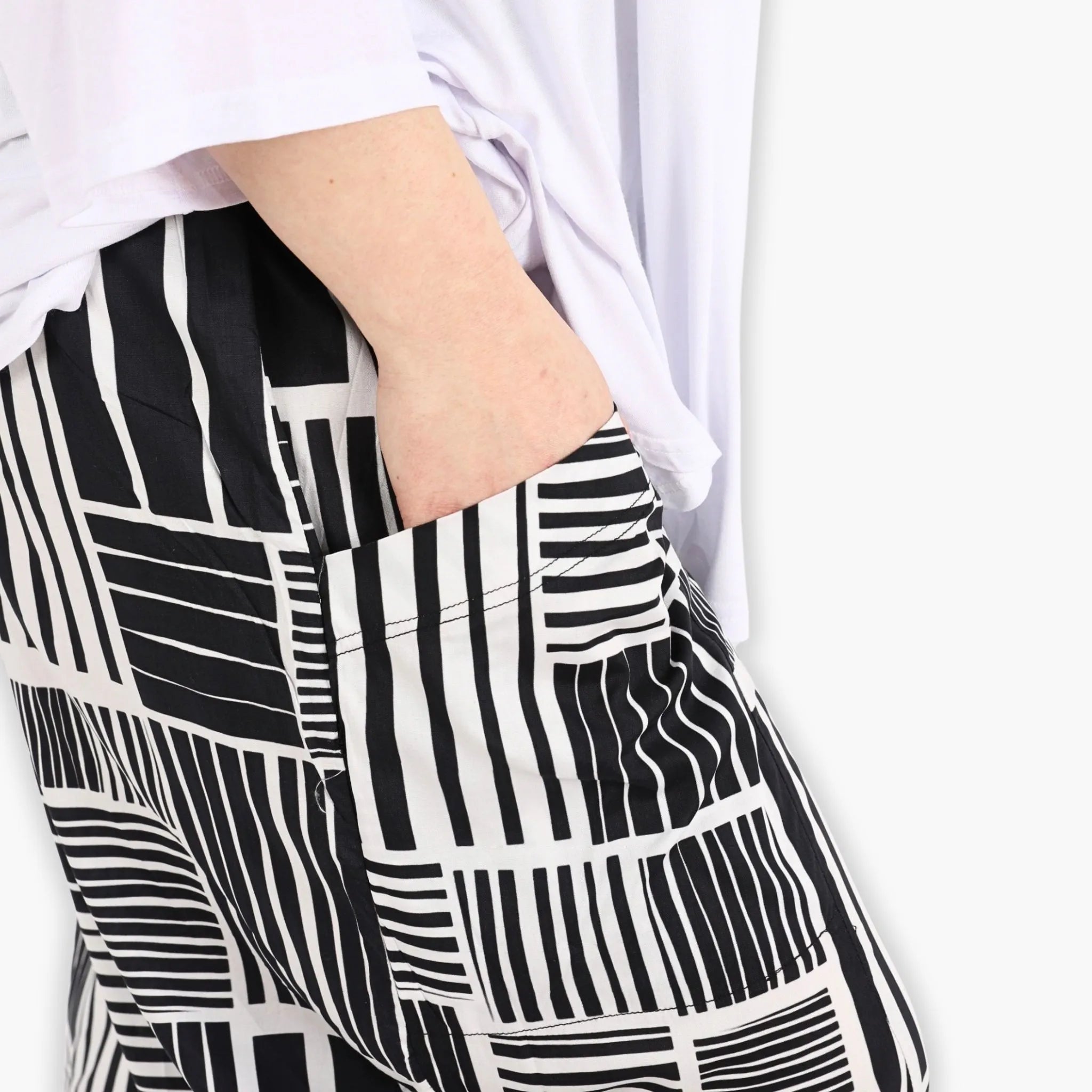 AKH 8069 Trousers, Black and White