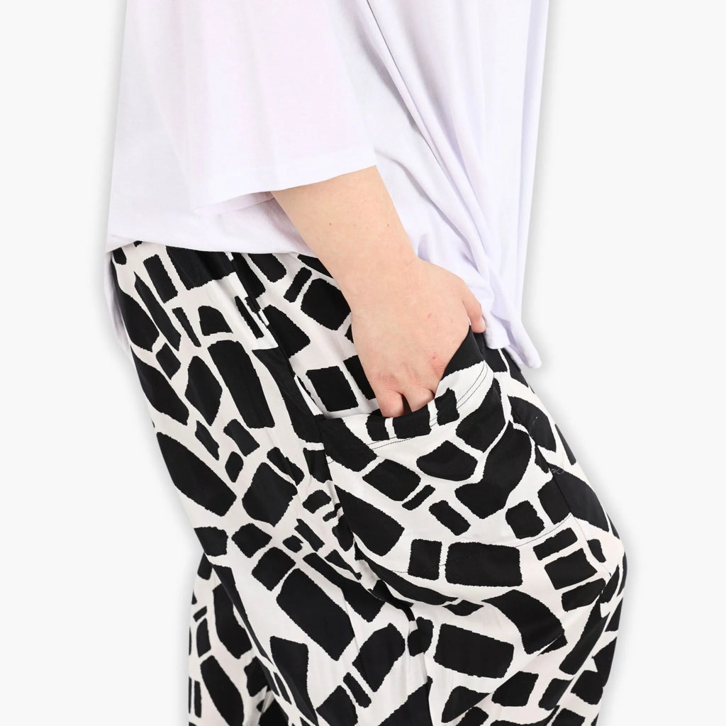 AKH 8069 Trousers, Black and White