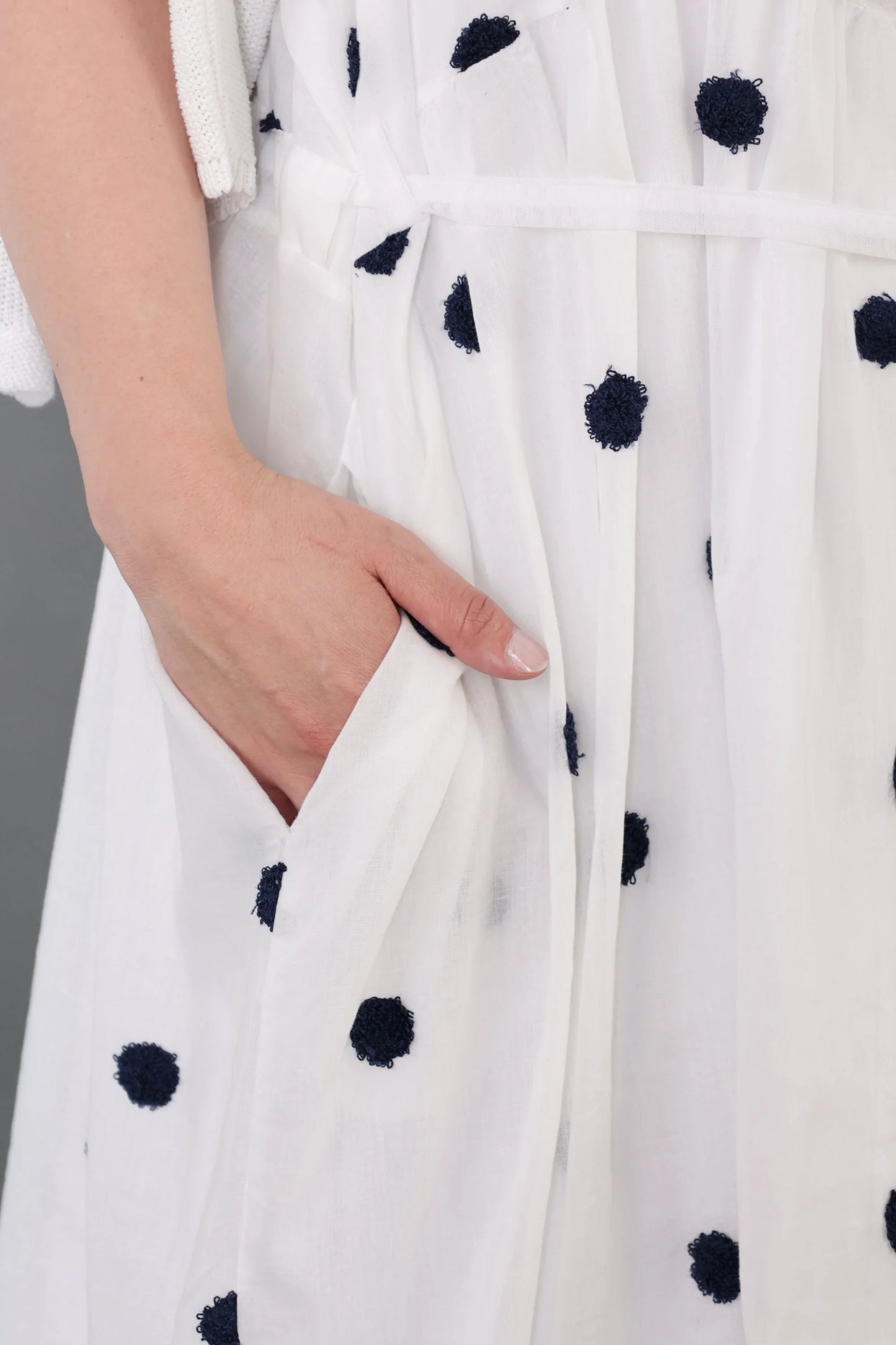 AKH Premium 7115 Kleid, Weiß/Dunkelblau