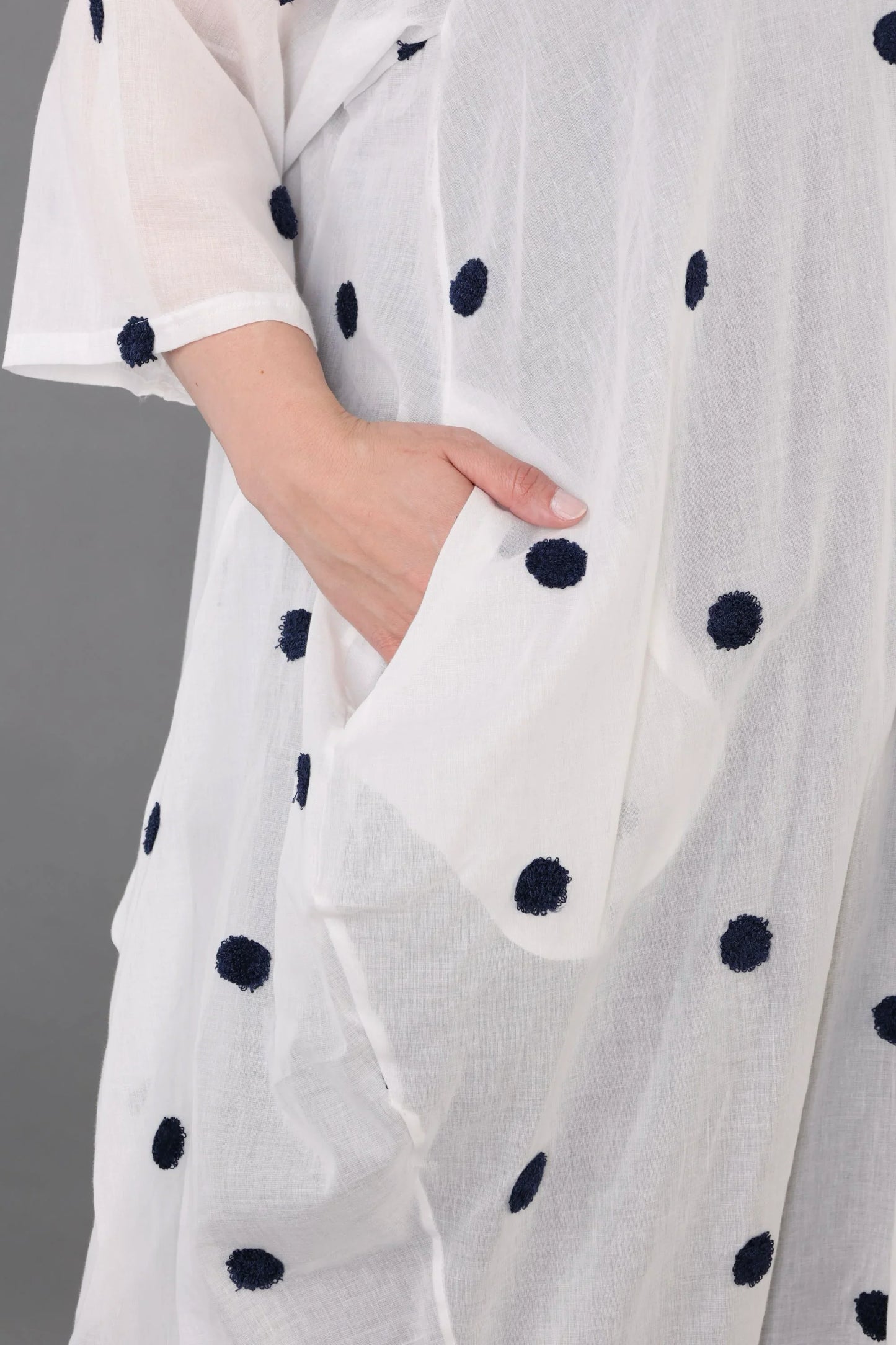 AKH Premium 7117 Bluse, Weiß/Dunkelblau