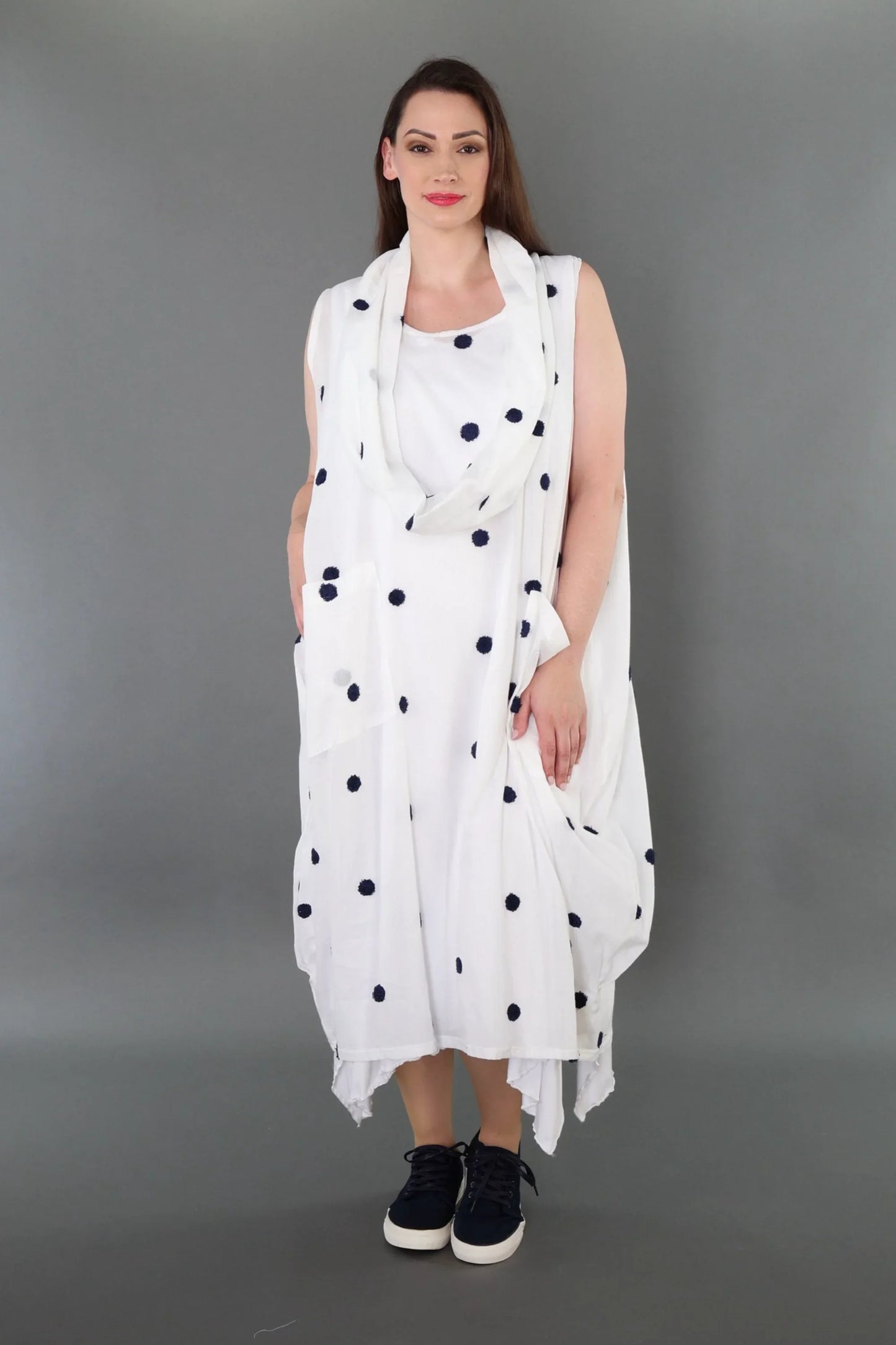 AKH Premium 7118 Kleid, Weiß/Dunkelblau