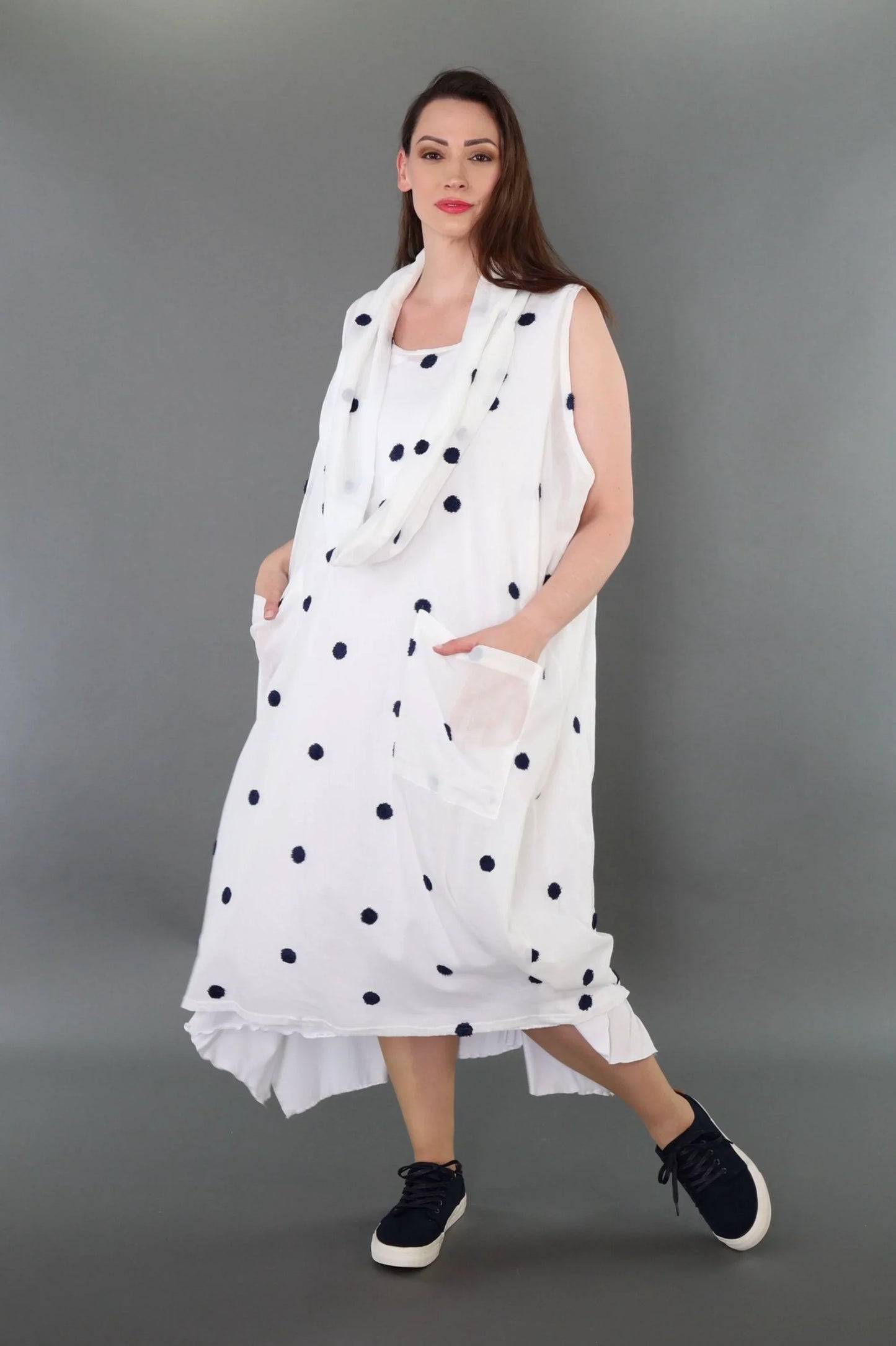 AKH Premium 7118 Kleid, Weiß/Dunkelblau