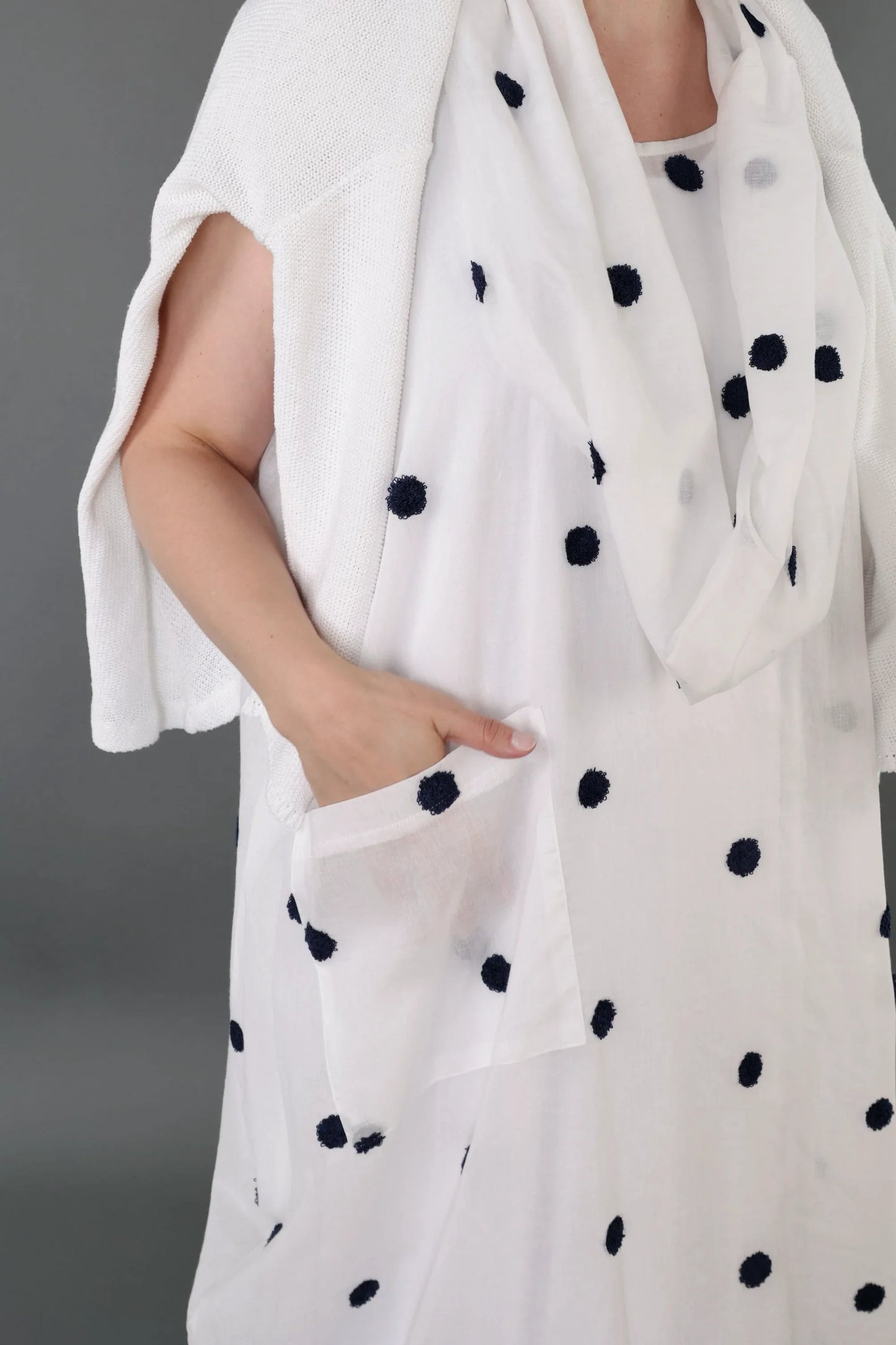 AKH Premium 7118 Kleid, Weiß/Dunkelblau