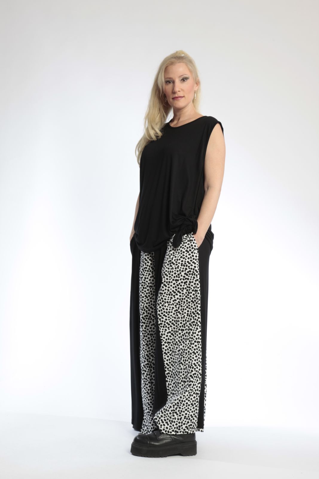 Sommer Hose in gerader Form aus er Jersey Qualität, Bon in Schwarz-Weiß