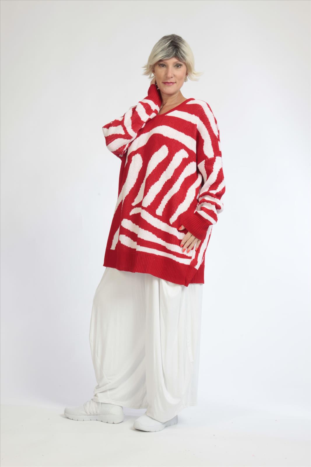 Everyday sweater in a boxy shape made of fine knit quality, knit in red and white