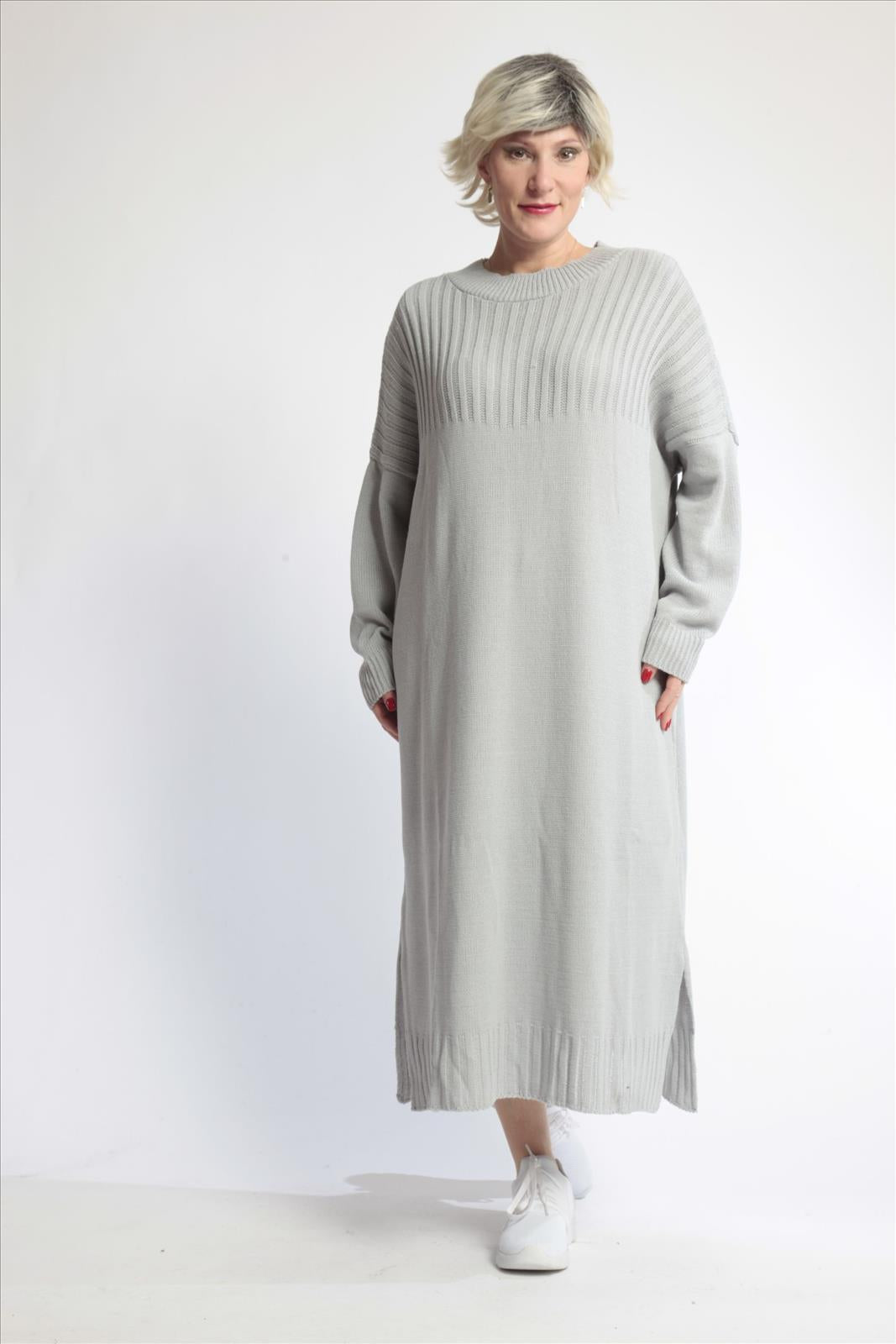 Everyday dress in a straight shape made of fine knit quality, knit in gray