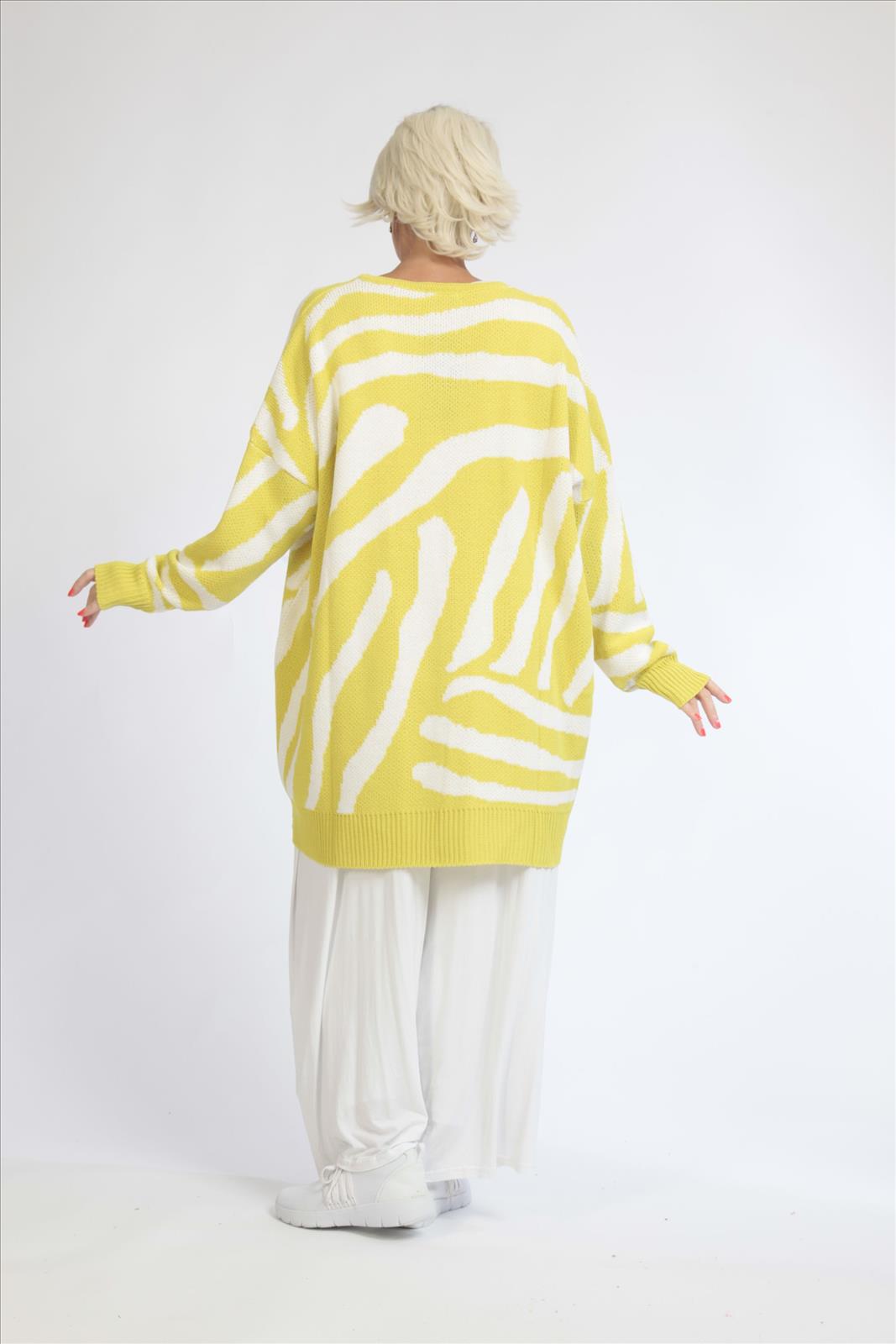 Everyday sweater in a boxy shape made of fine knit quality, knit in kiwi white