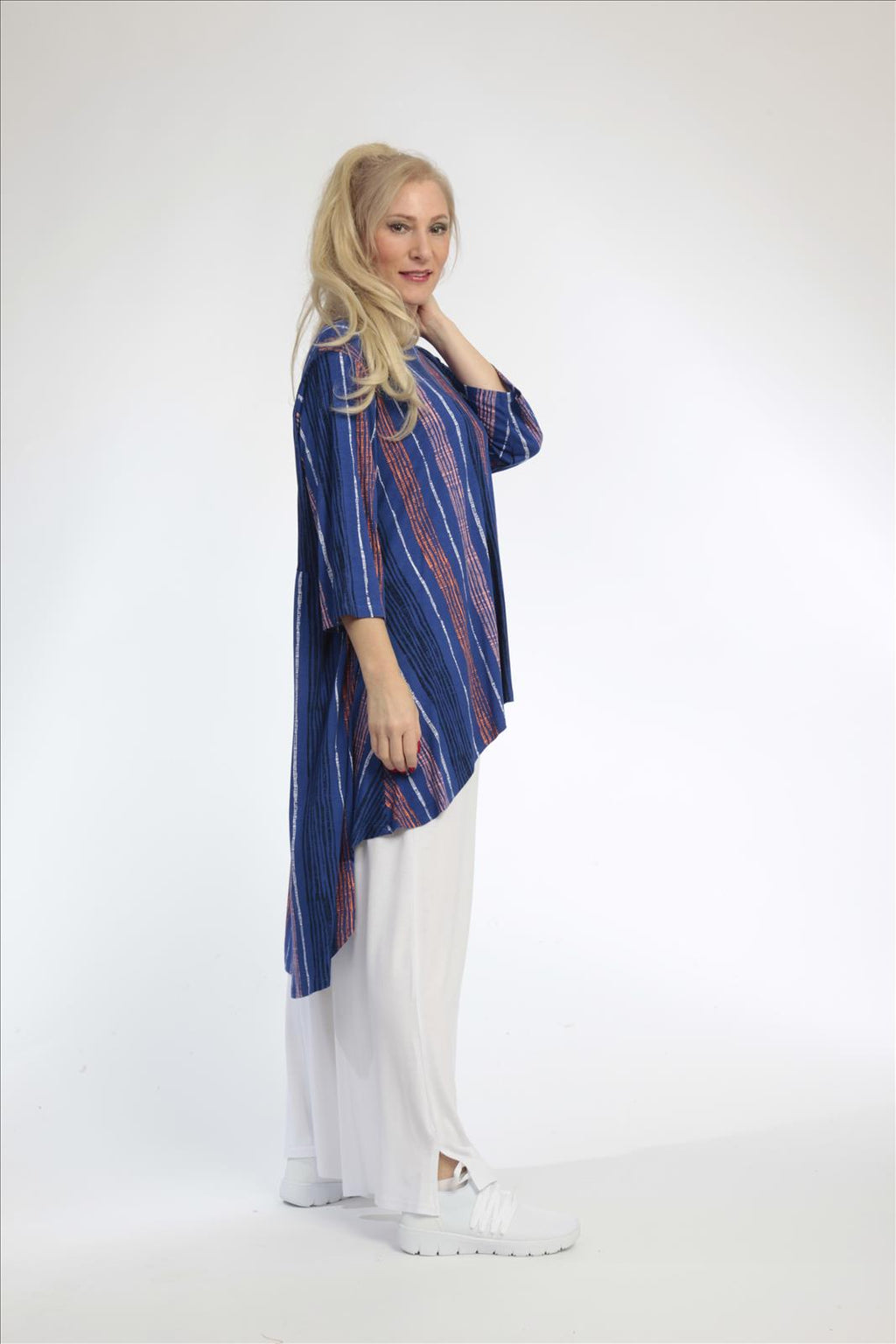 Sommer Shirt in Vokuhila Form aus weicher Jersey Qualität, Florida in Royalblau-Multi