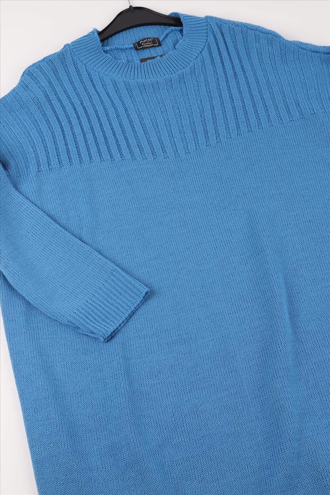 Everyday dress in a straight shape made of fine knit quality, knit in blue