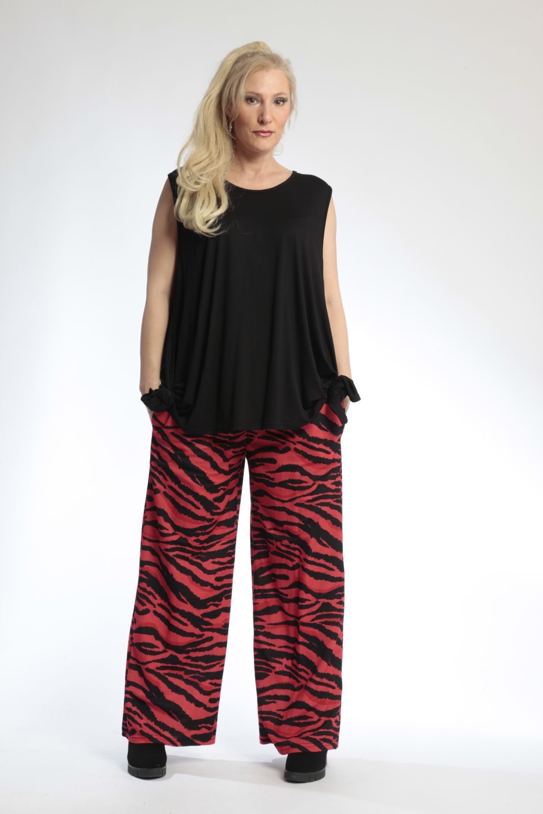 Summer trousers in a straight shape made of airy poplin quality, Lino in red-black