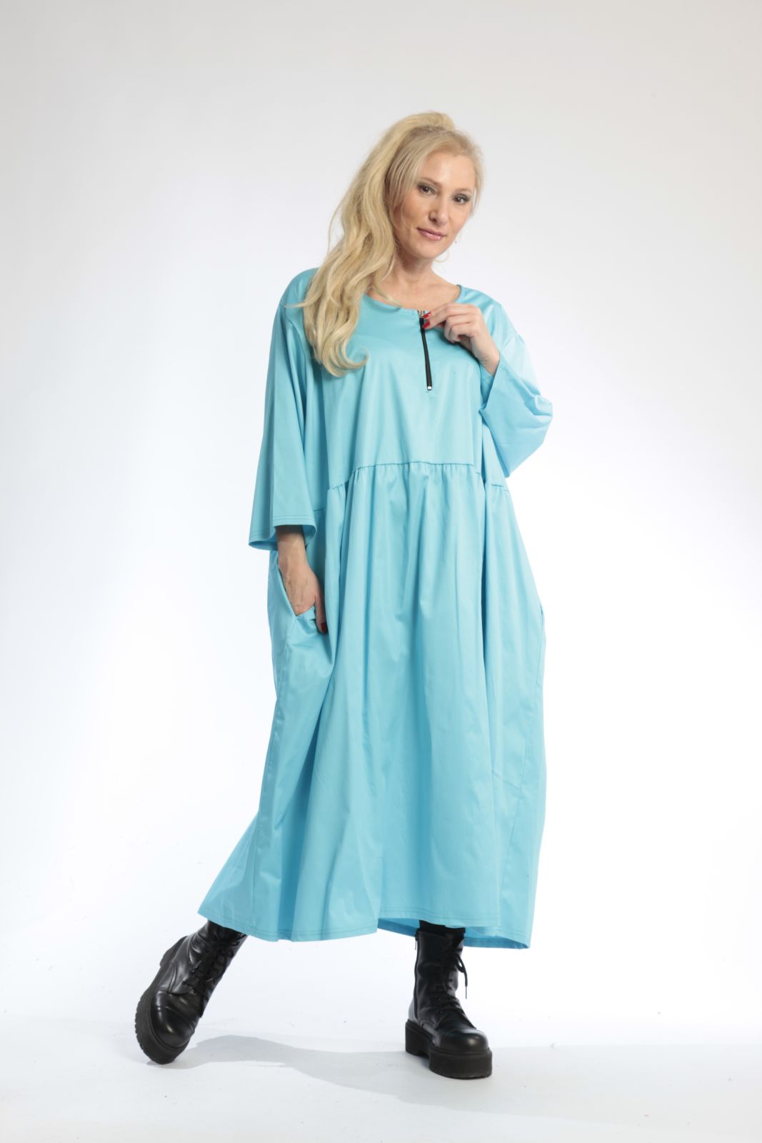 Everyday dress in the shape of satin quality, sateen in turquoise