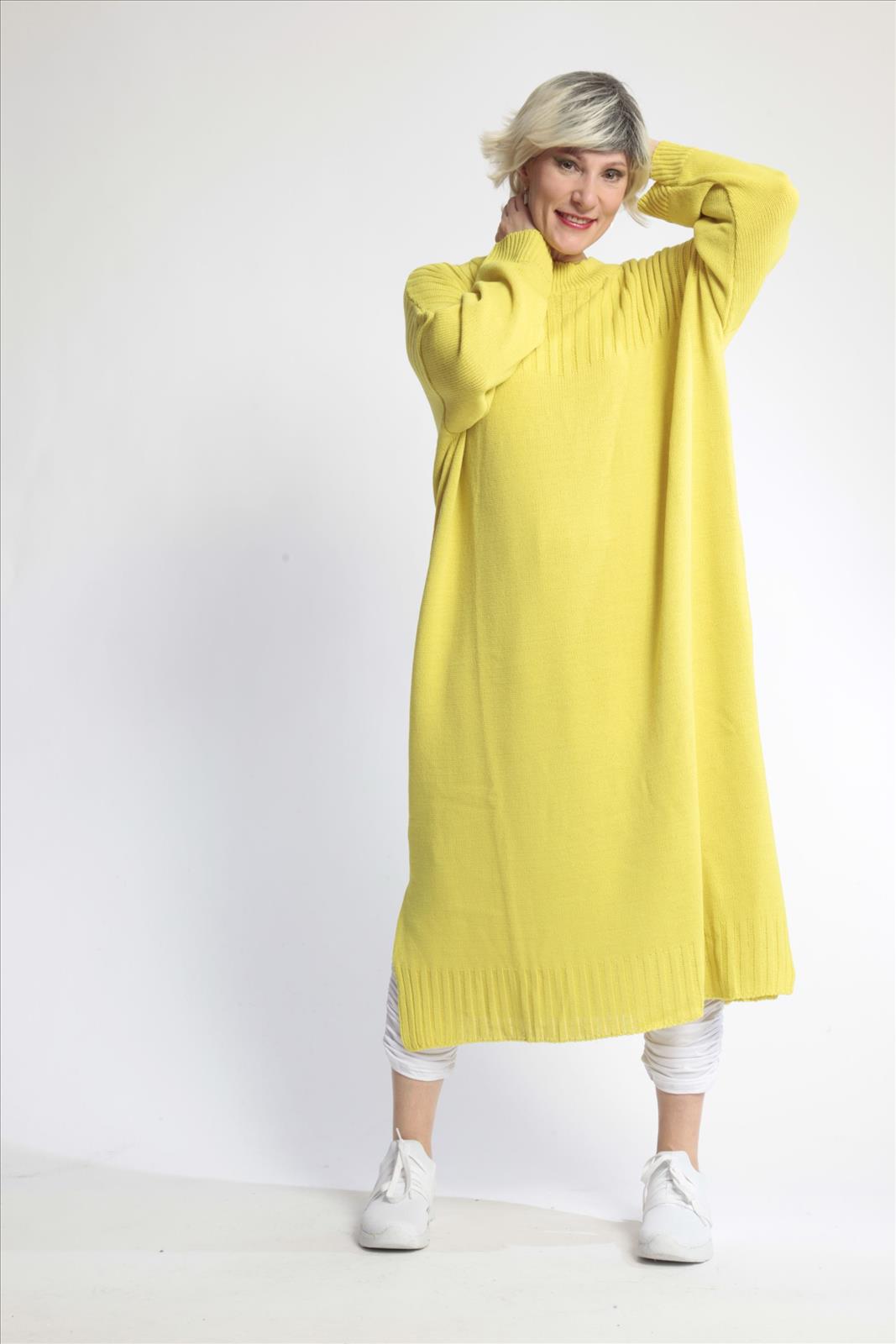 Everyday dress in a straight shape made of fine knit quality, knit in kiwi