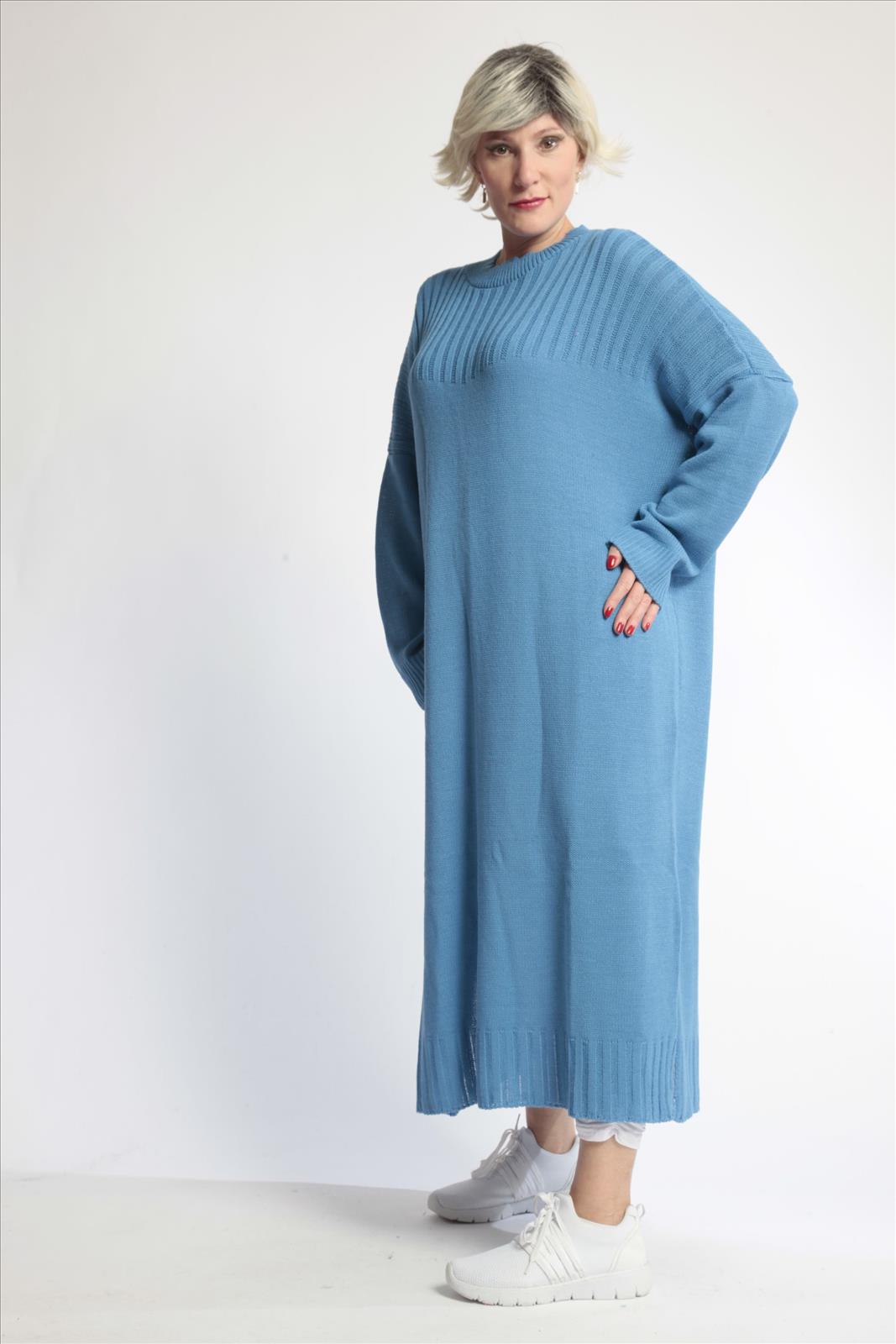 Everyday dress in a straight shape made of fine knit quality, knit in blue