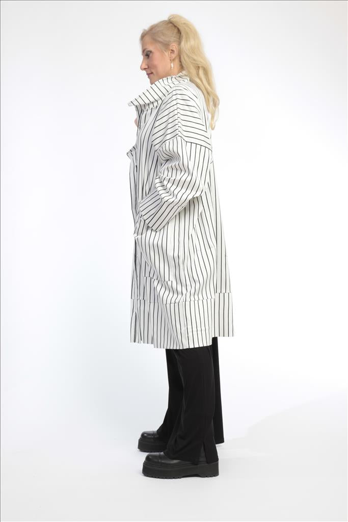 Summer jacket in a straight shape made of fine poplin quality, edge in white and black