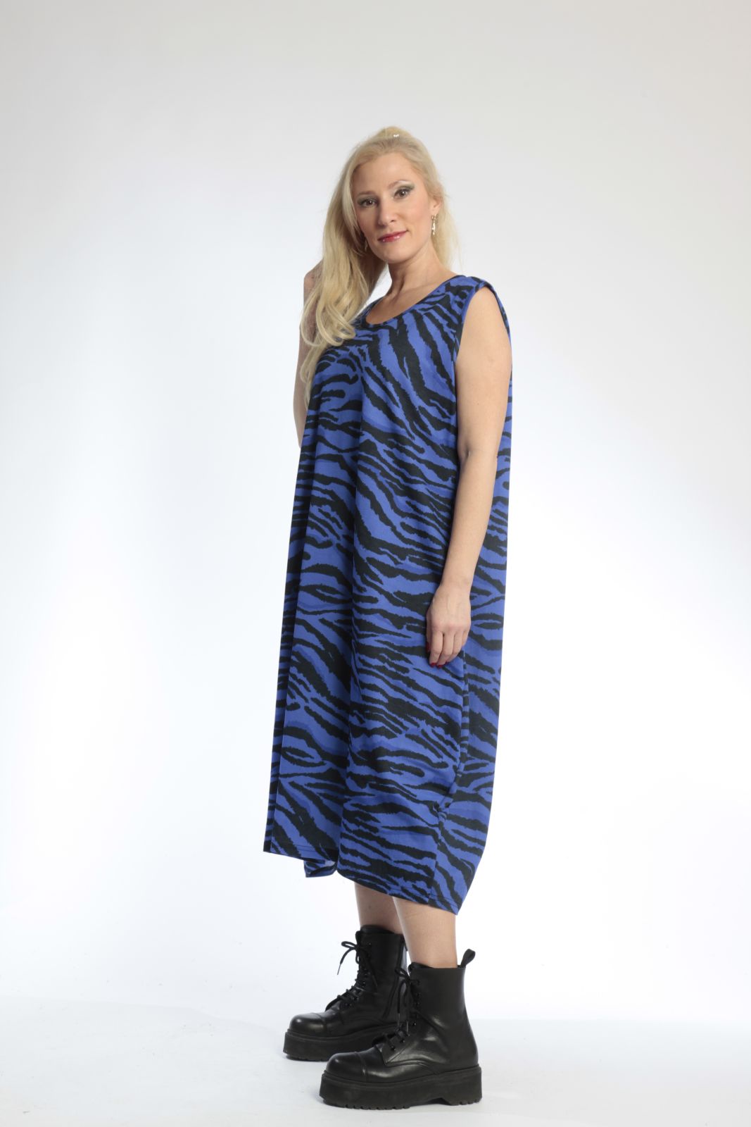 Sommer Kleid in Ballon Form aus luftiger Popeline Qualität, Lino in Royalblau-Schwarz