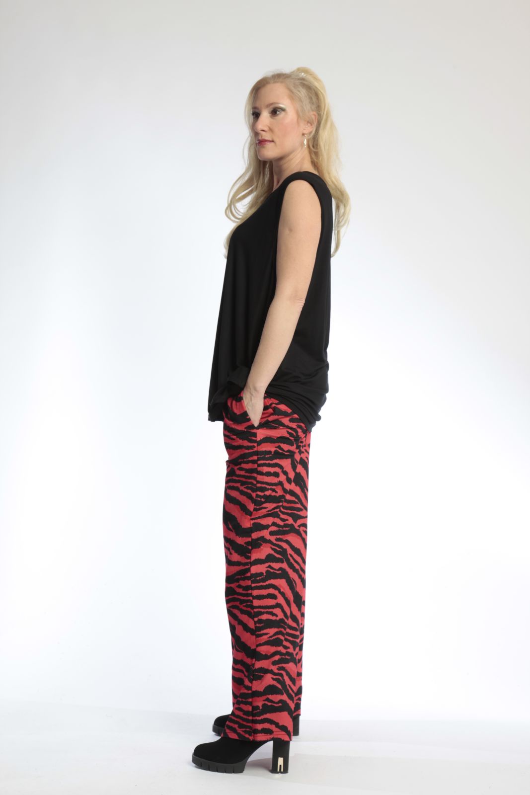 Summer trousers in a straight shape made of airy poplin quality, Lino in red-black