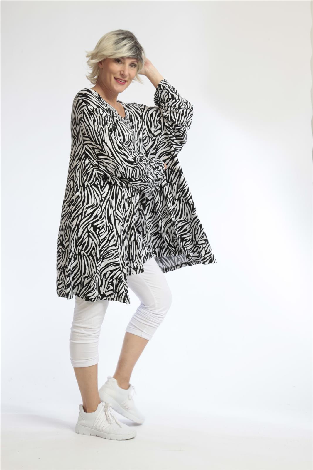 Sommer Big Shirt in A-Form aus feiner Jersey Qualität, Zebra in Schwarz-Weiß