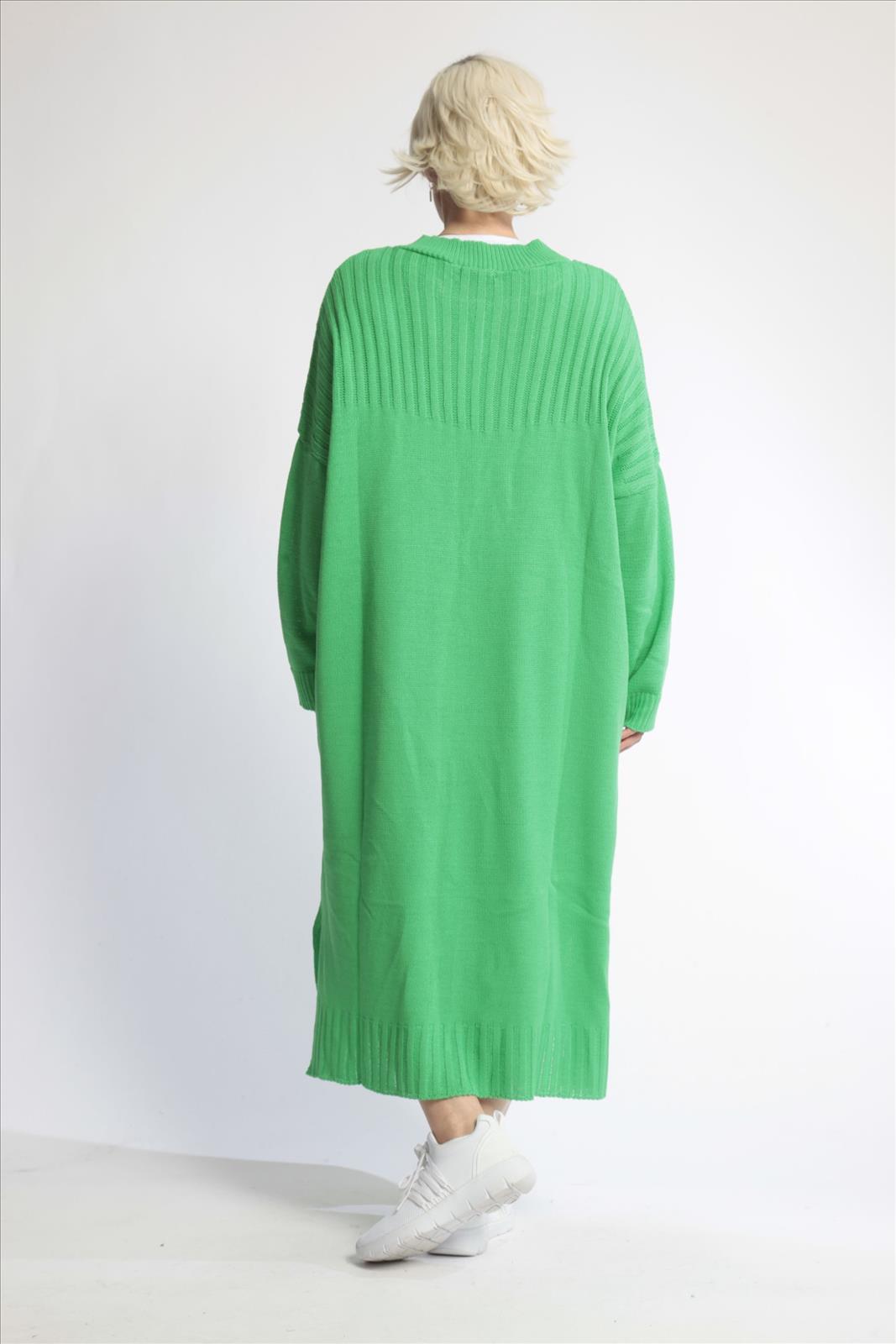 Everyday dress in a straight shape made of fine knit quality, knit in green