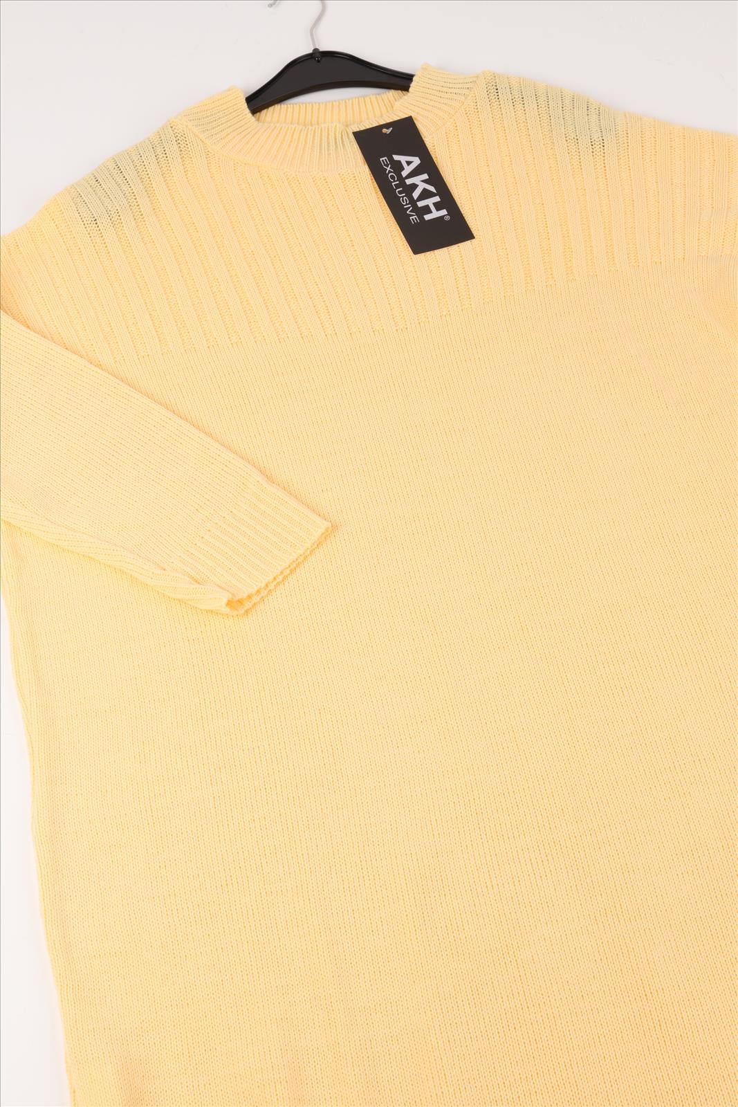 Everyday dress in a straight shape made of fine knit quality, knit in light yellow