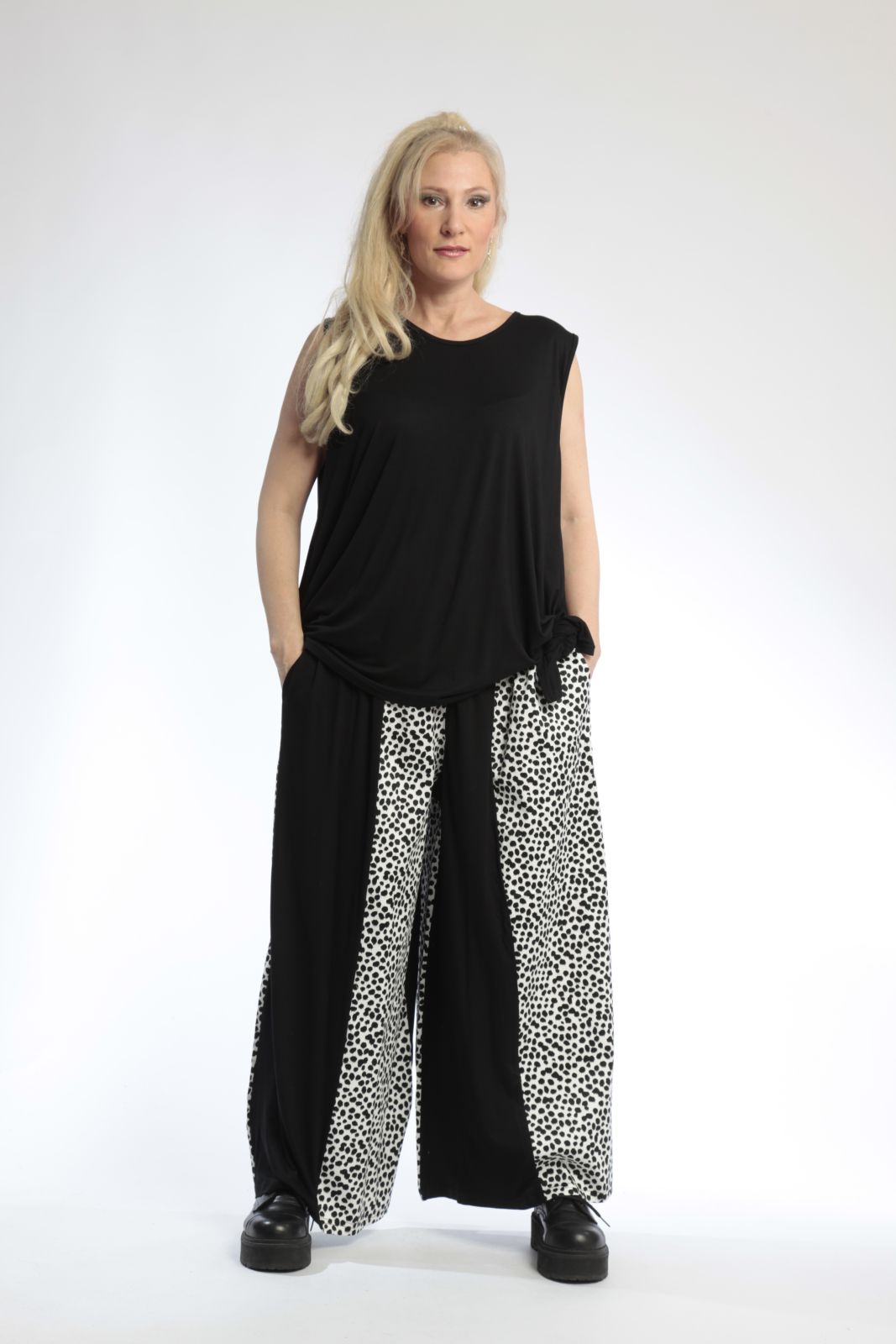 Sommer Hose in gerader Form aus er Jersey Qualität, Bon in Schwarz-Weiß