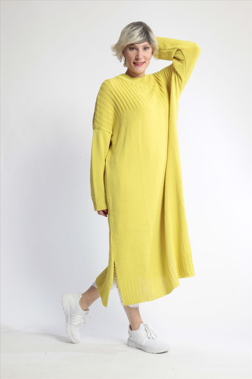 Everyday dress in a straight shape made of fine knit quality, knit in kiwi