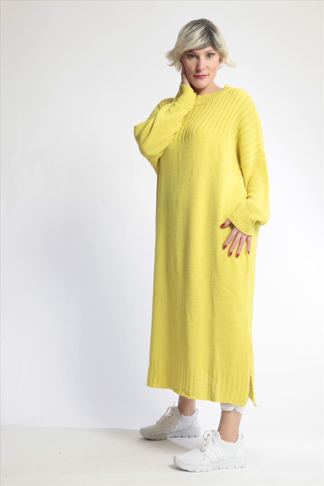 Everyday dress in a straight shape made of fine knit quality, knit in kiwi