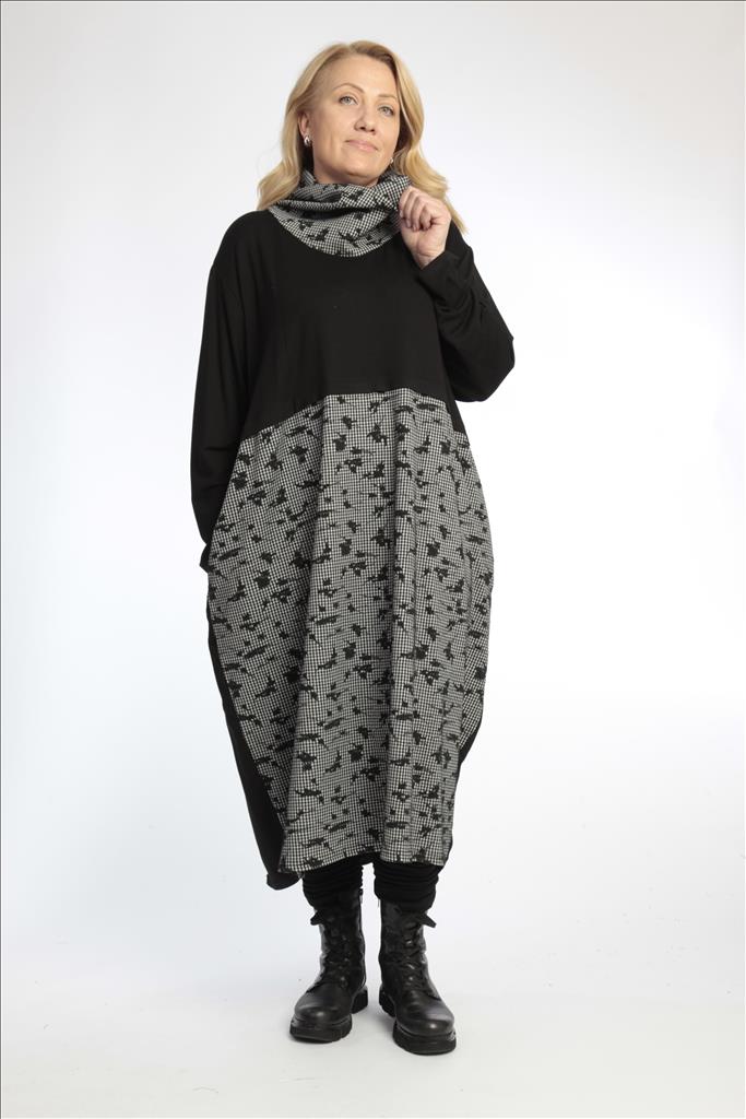 Winter dress in balloon shape made of smooth jacquard quality, looks in black and white