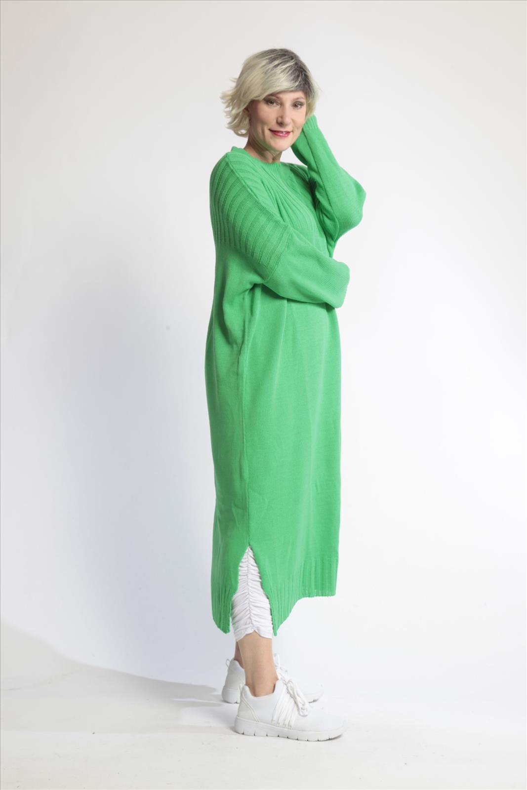 Everyday dress in a straight shape made of fine knit quality, knit in green