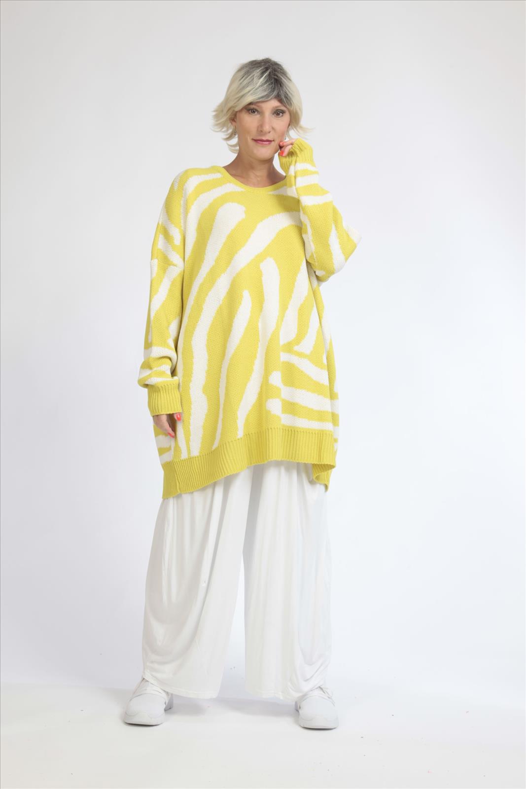 Everyday sweater in a boxy shape made of fine knit quality, knit in kiwi white