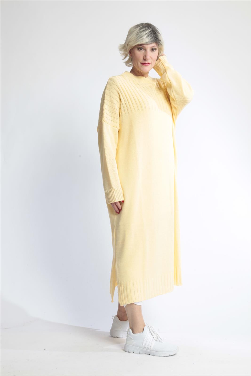 Everyday dress in a straight shape made of fine knit quality, knit in light yellow