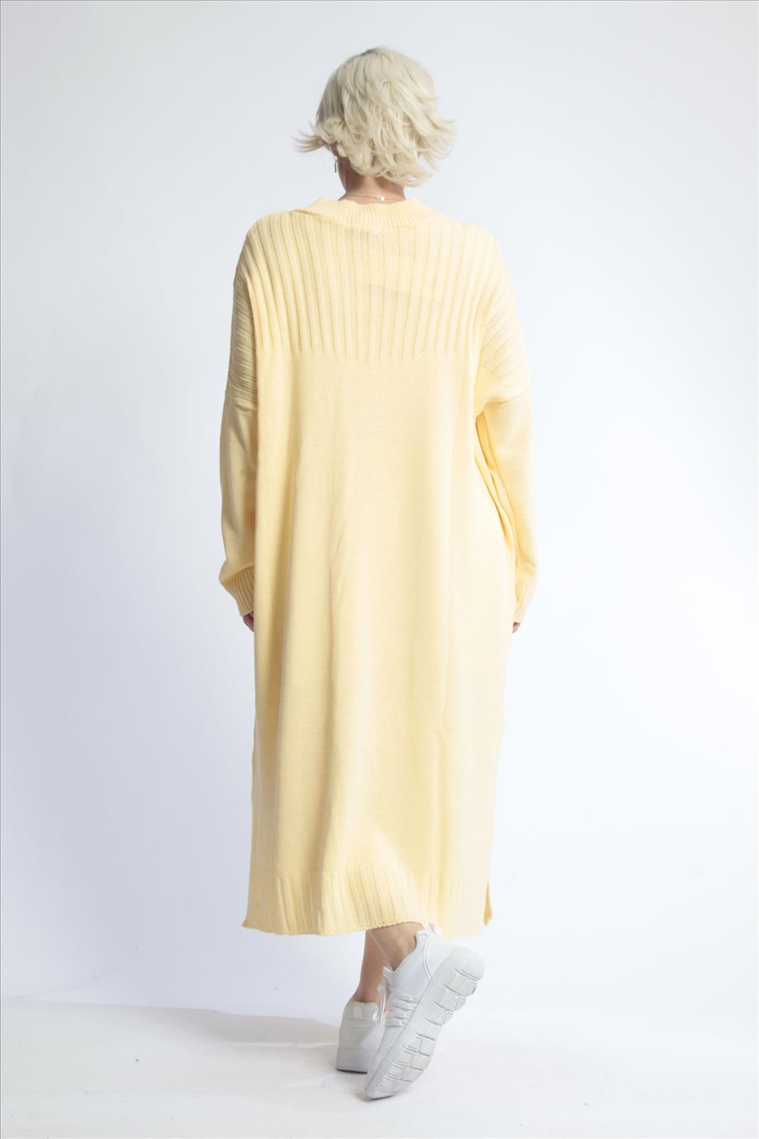 Everyday dress in a straight shape made of fine knit quality, knit in light yellow