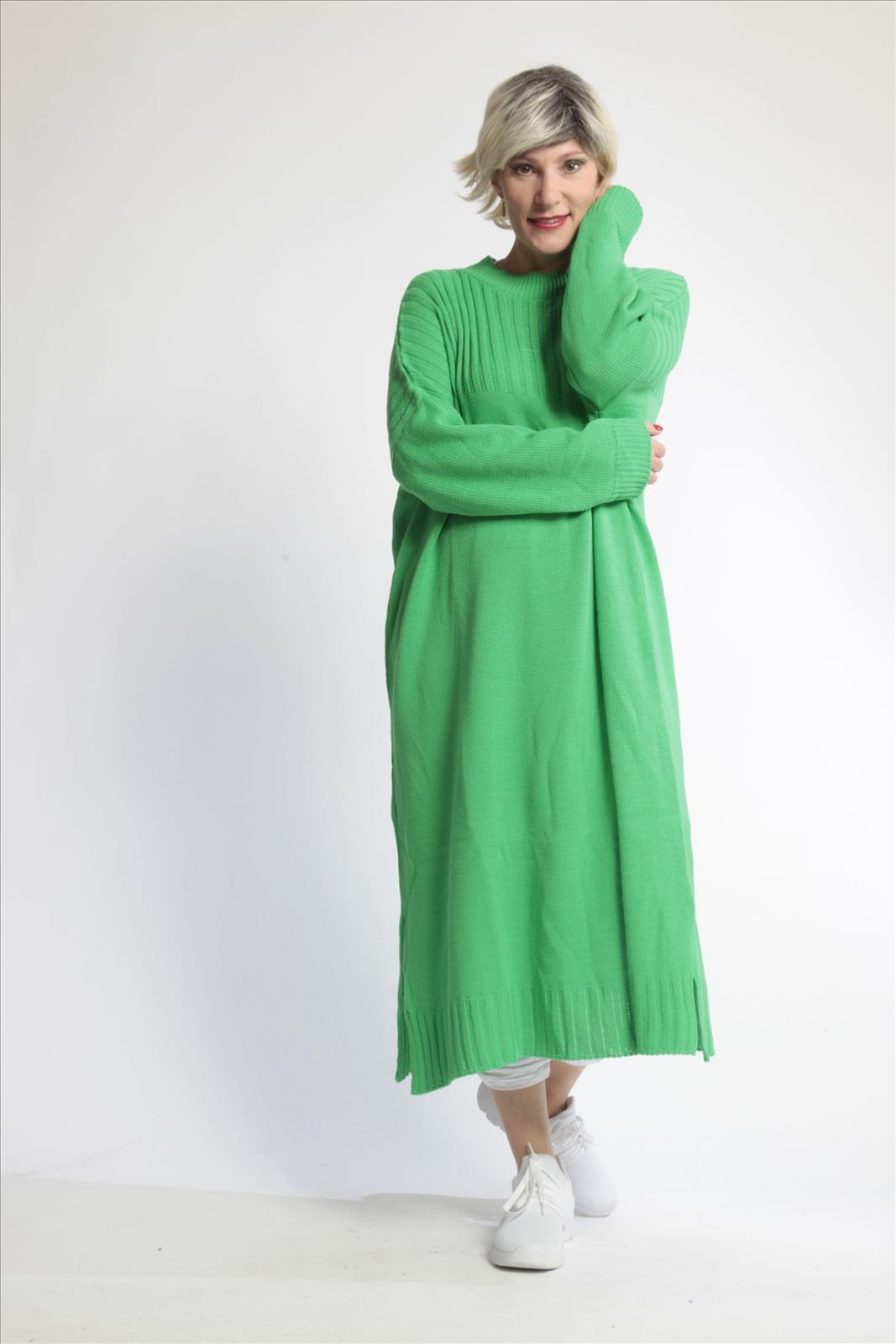 Everyday dress in a straight shape made of fine knit quality, knit in green