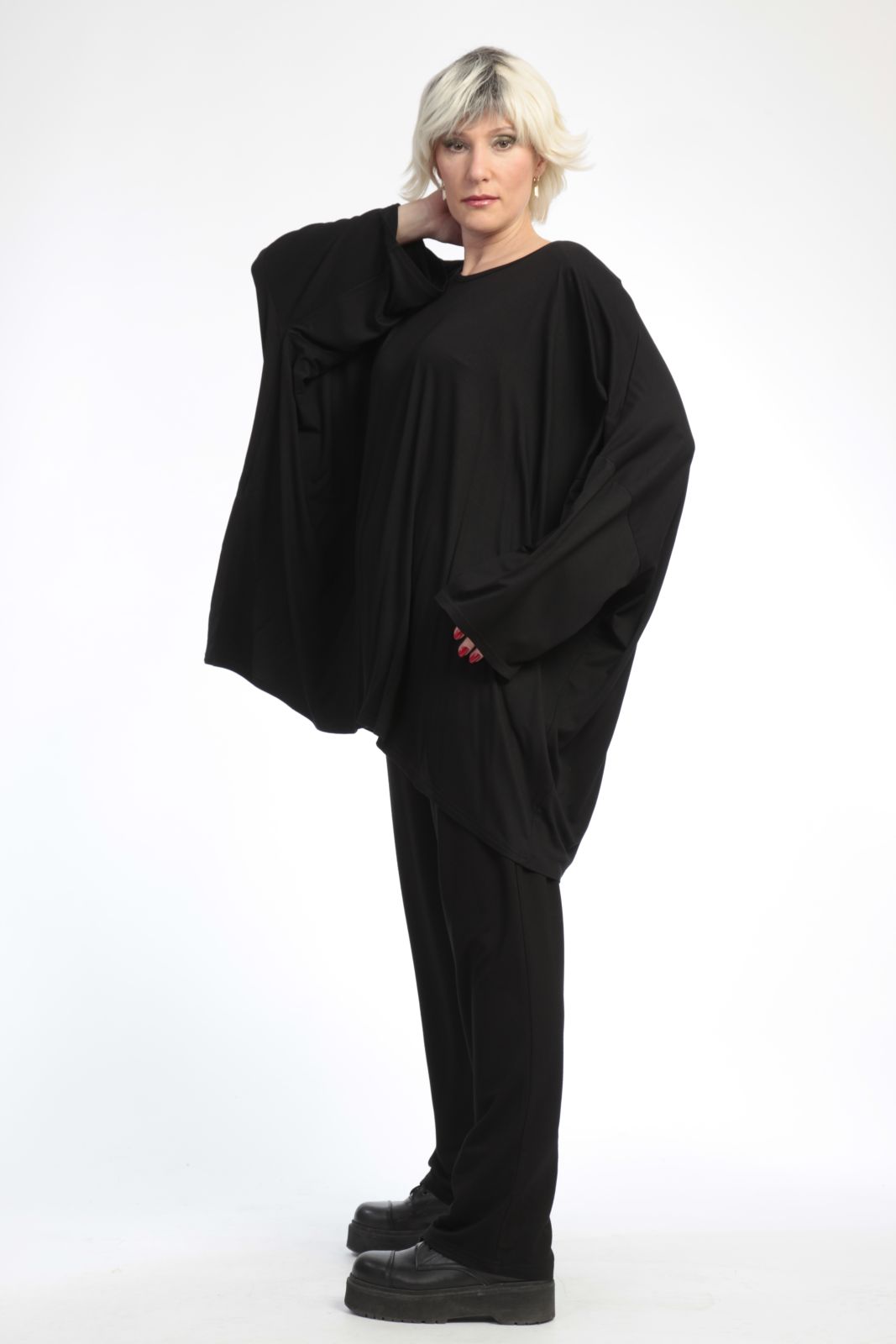 Everyday big shirt in a boxy shape made of soft jersey quality, viscose basics in black