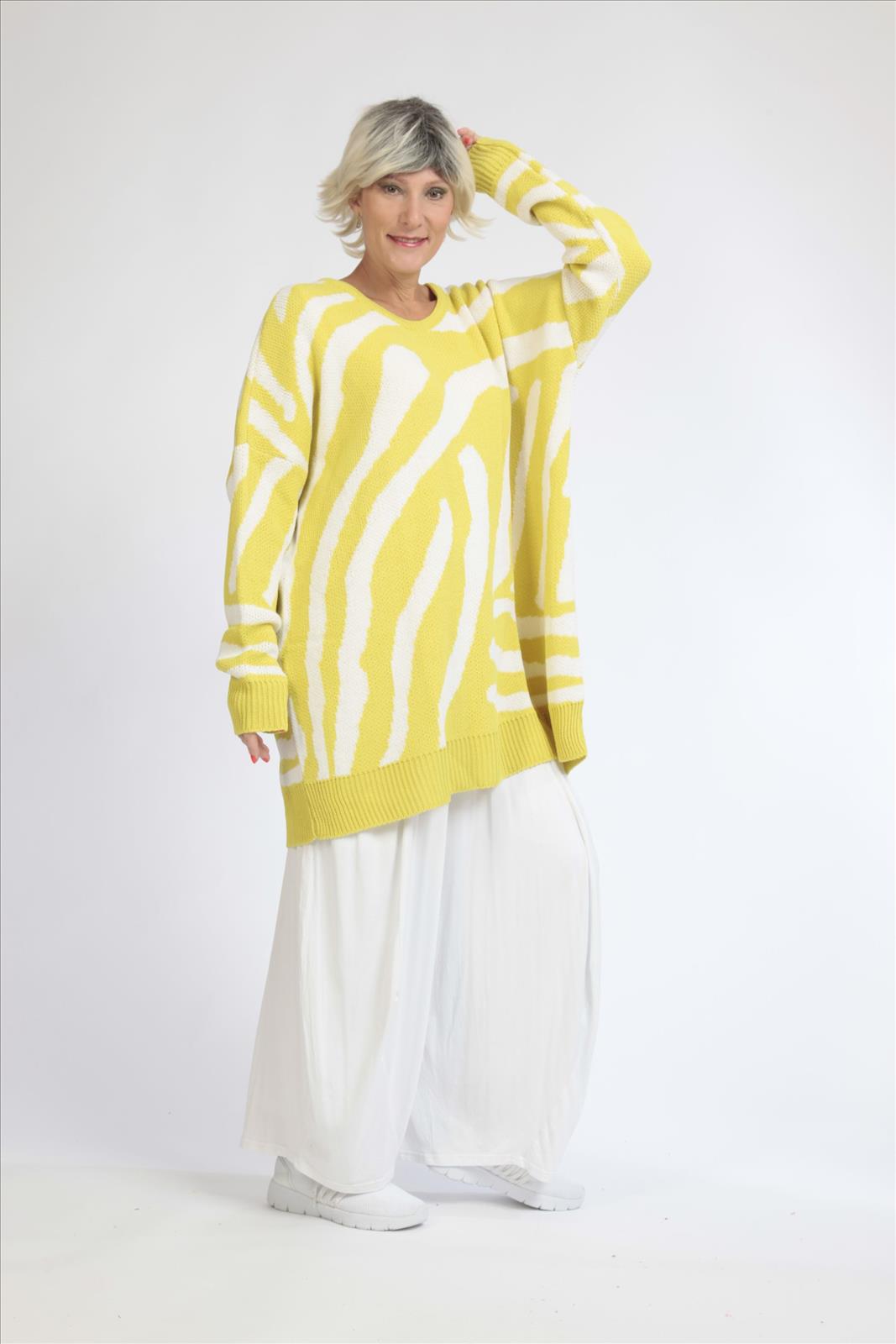 Everyday sweater in a boxy shape made of fine knit quality, knit in kiwi white