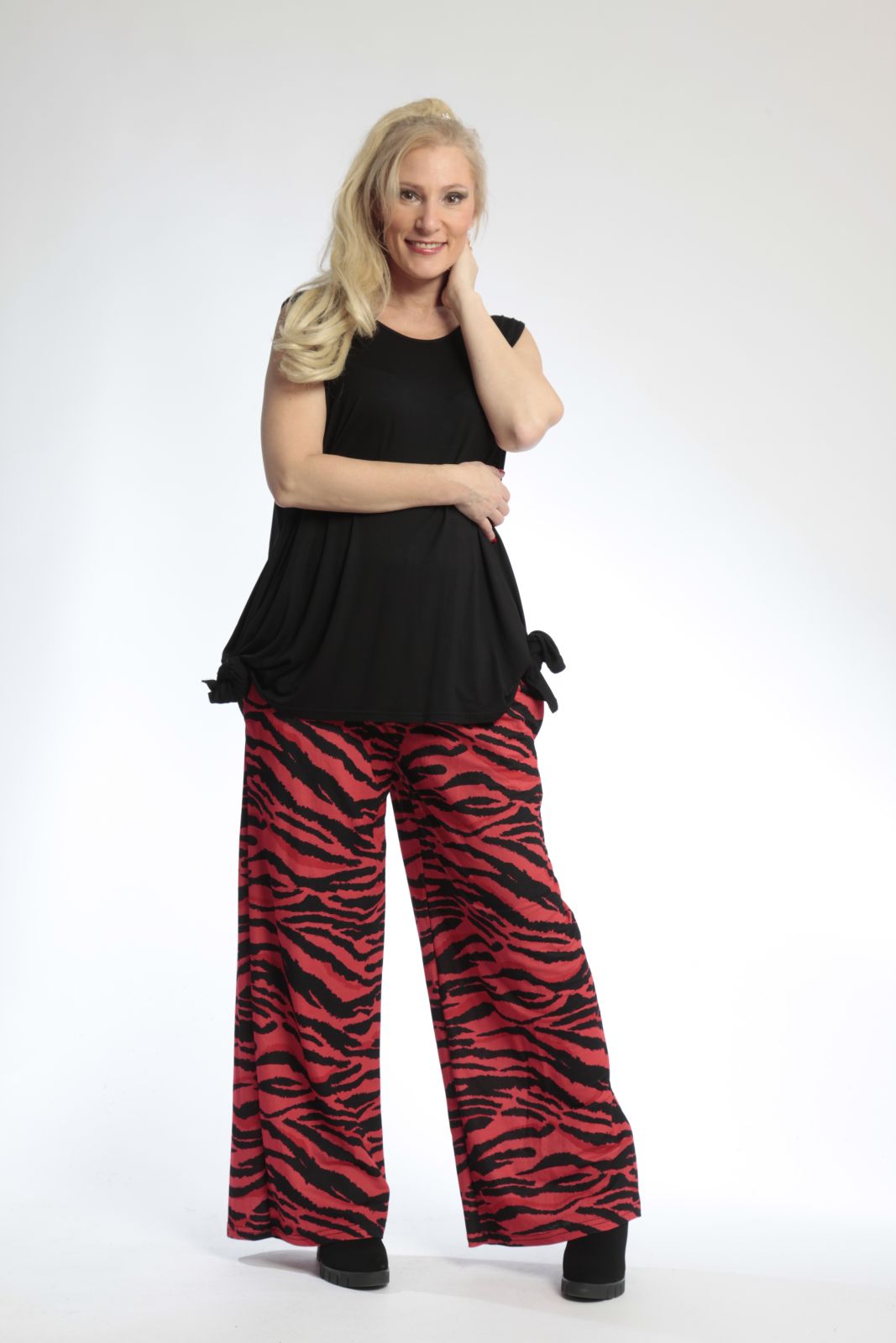 Summer trousers in a straight shape made of airy poplin quality, Lino in red-black