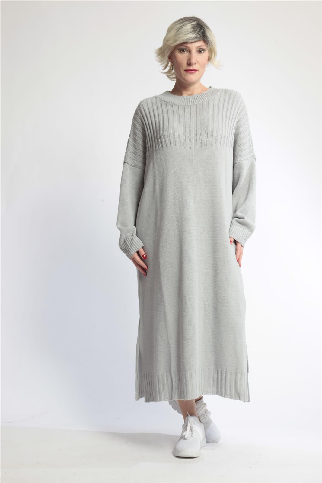 Everyday dress in a straight shape made of fine knit quality, knit in gray