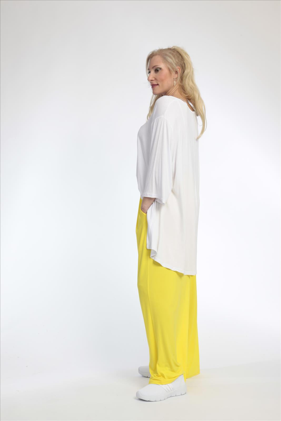 Summer trousers in a straight shape made of Slinky quality, Feline Slinky in yellow