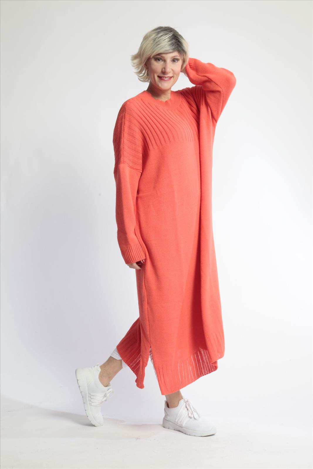 Everyday dress in a straight shape made of fine knit quality, knit in orange