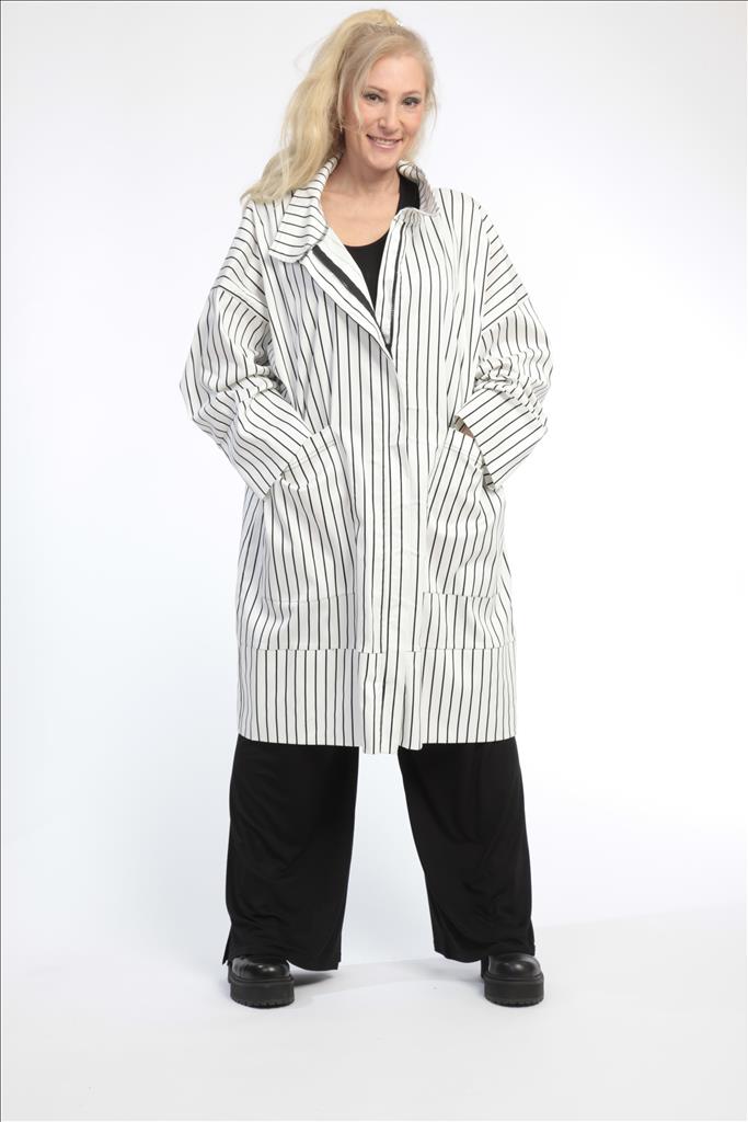 Summer jacket in a straight shape made of fine poplin quality, edge in white and black