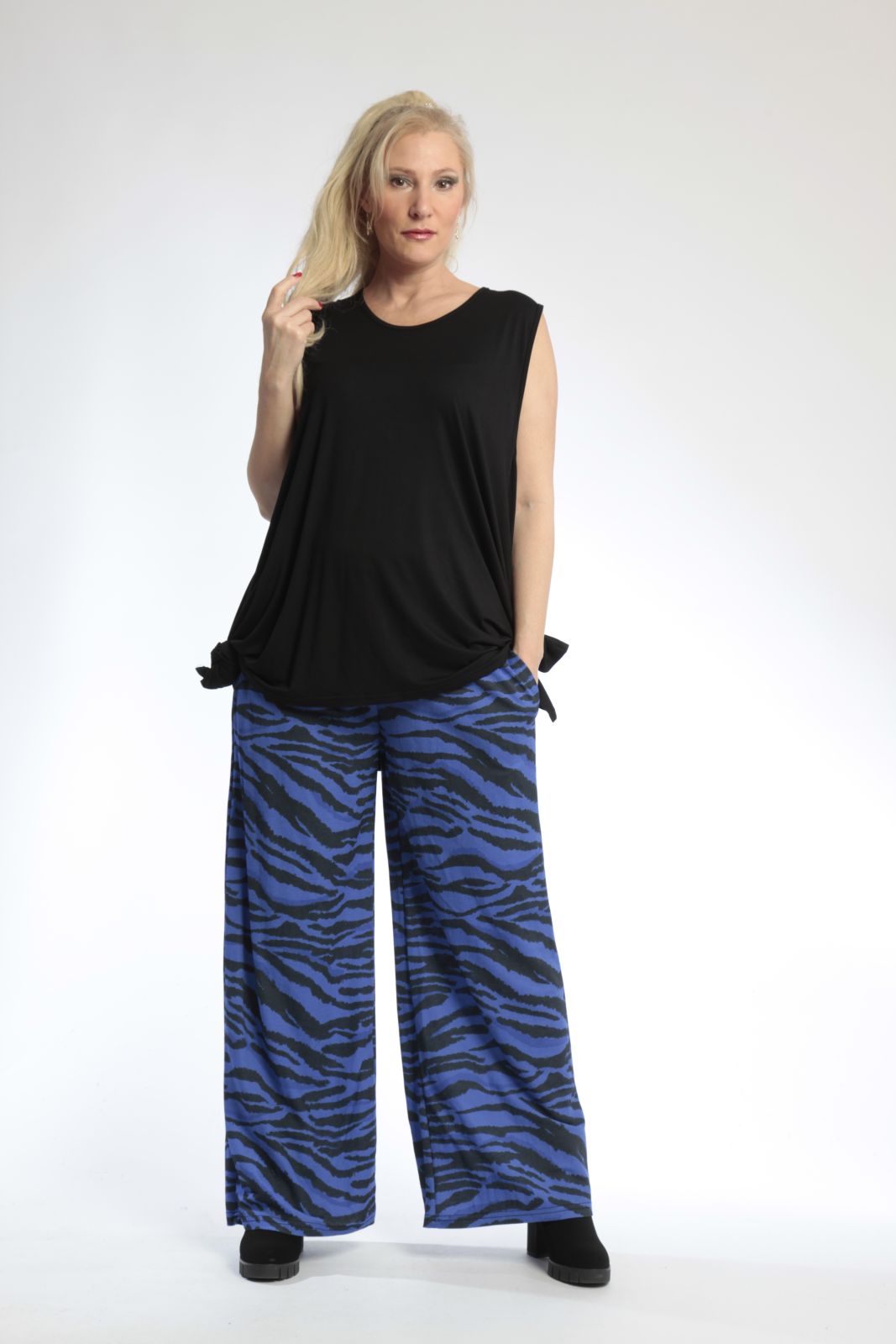 Summer trousers in a straight shape made of airy poplin quality, Lino in royal blue-black